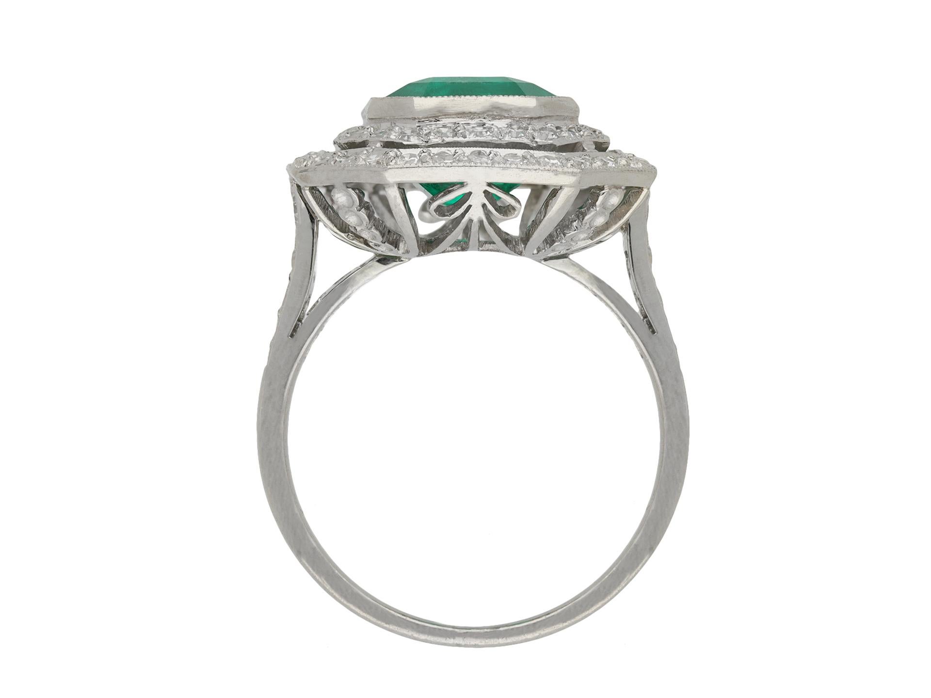 Art Deco Colombian Emerald and Diamond Cluster Ring, circa 1920 In Good Condition For Sale In London, GB