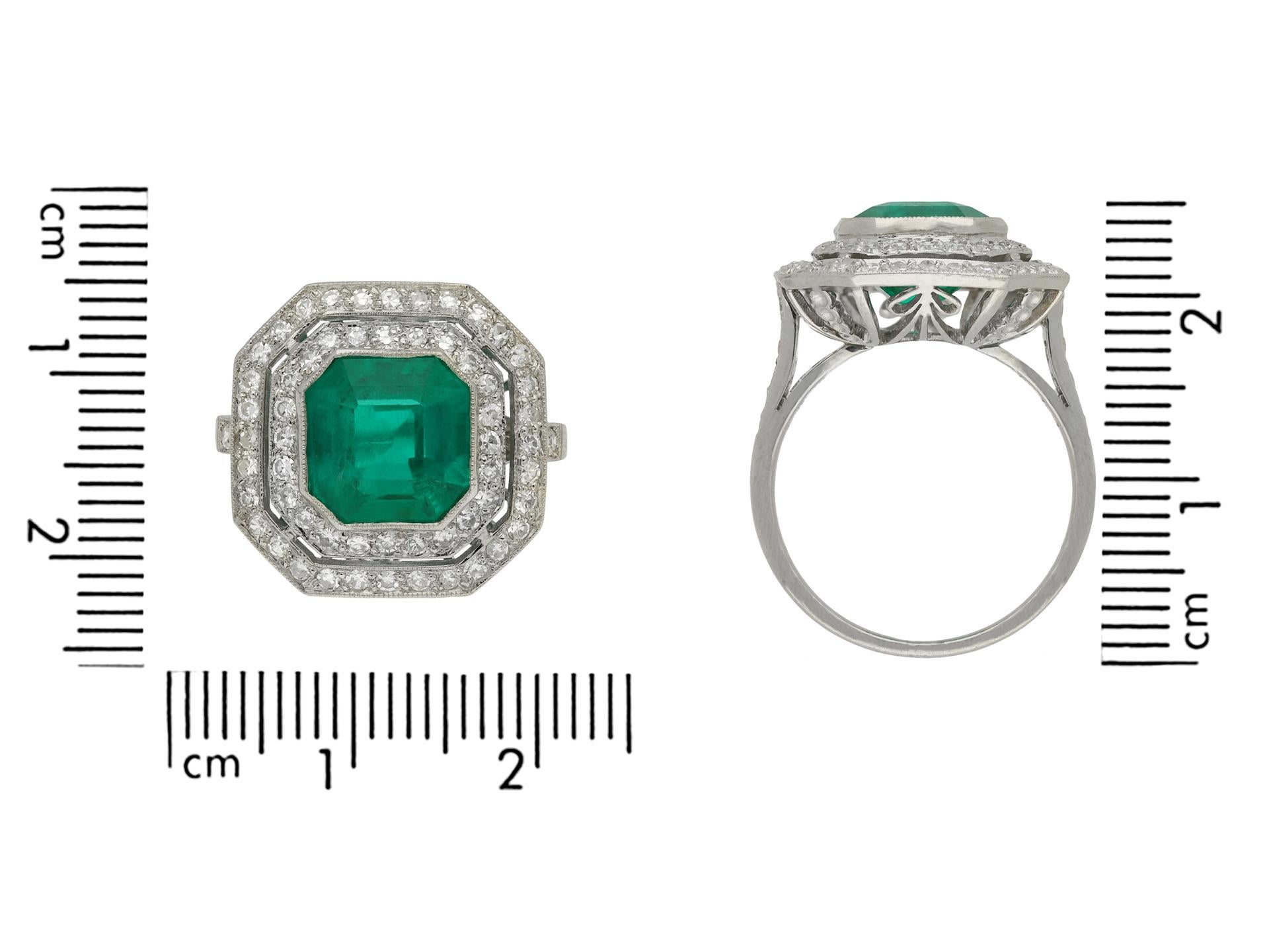 Women's or Men's Art Deco Colombian Emerald and Diamond Cluster Ring, circa 1920 For Sale