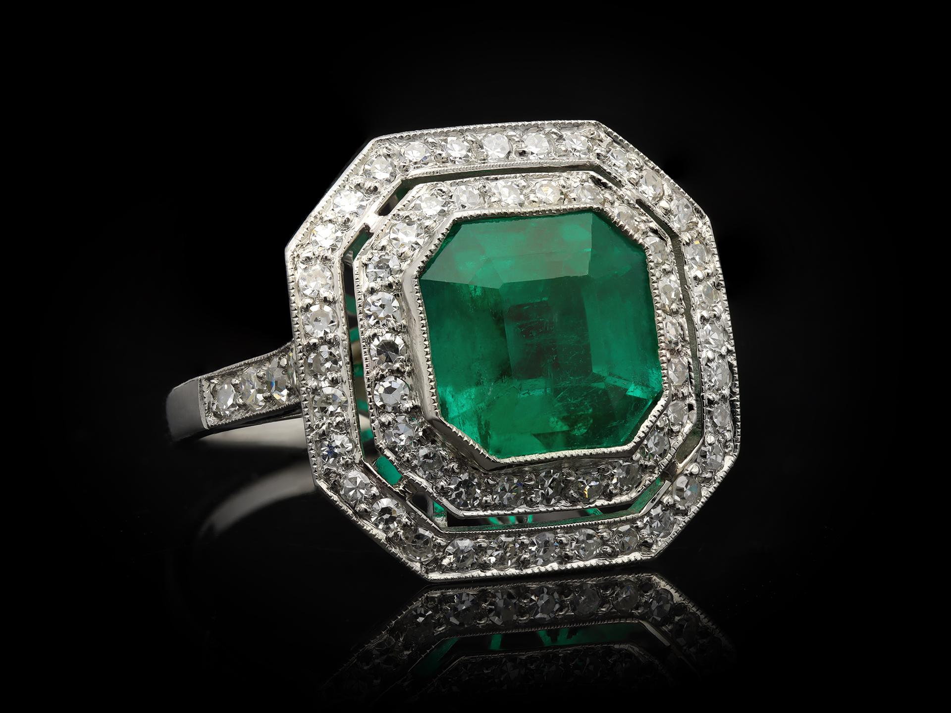 Art Deco Colombian Emerald and Diamond Cluster Ring, circa 1920 For Sale 2