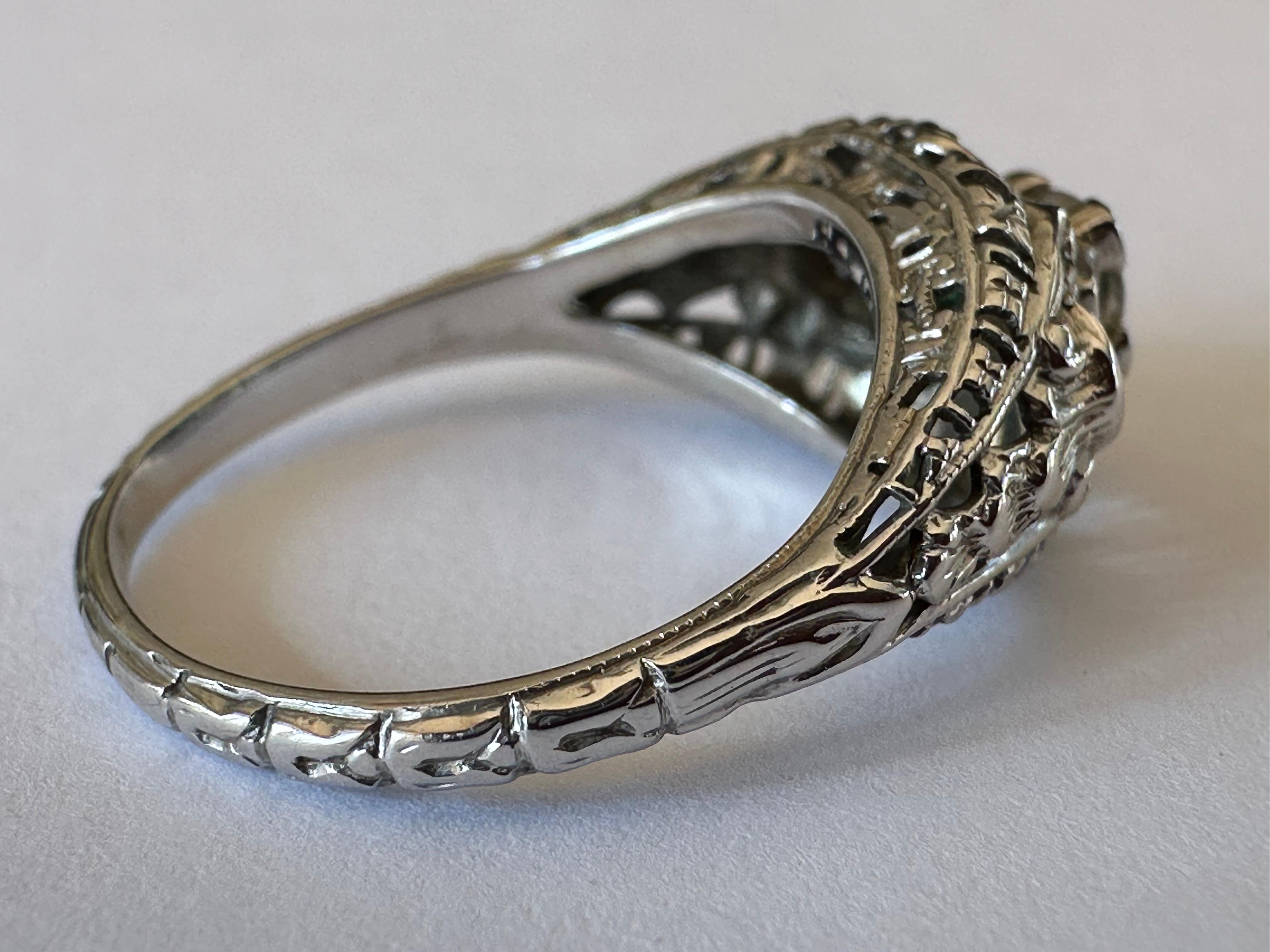 Filigraner kolumbianischer Art-Déco-Ring mit Smaragd und Diamant  im Angebot 1