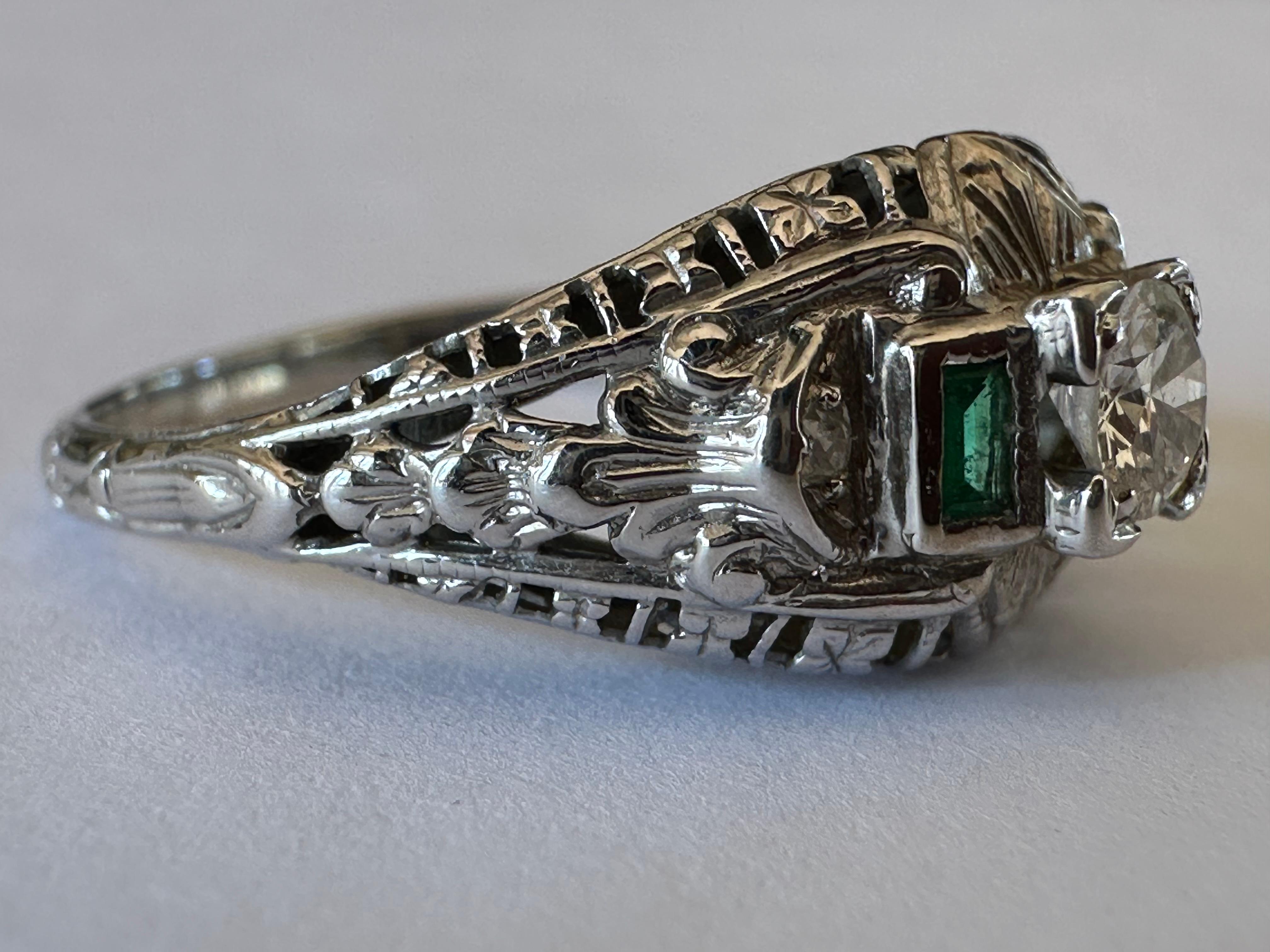 Art Deco Colombian Emerald and Diamond Filigree Ring  For Sale 4