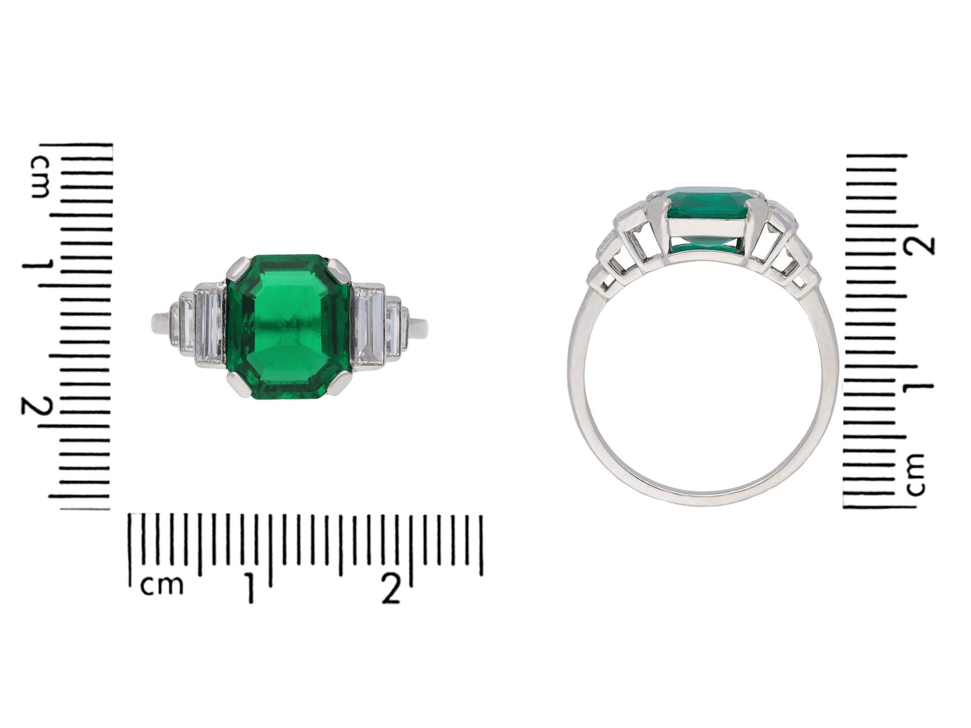 Art Deco Colombian emerald and diamond flanked solitaire ring, circa 1925. In Good Condition For Sale In London, GB