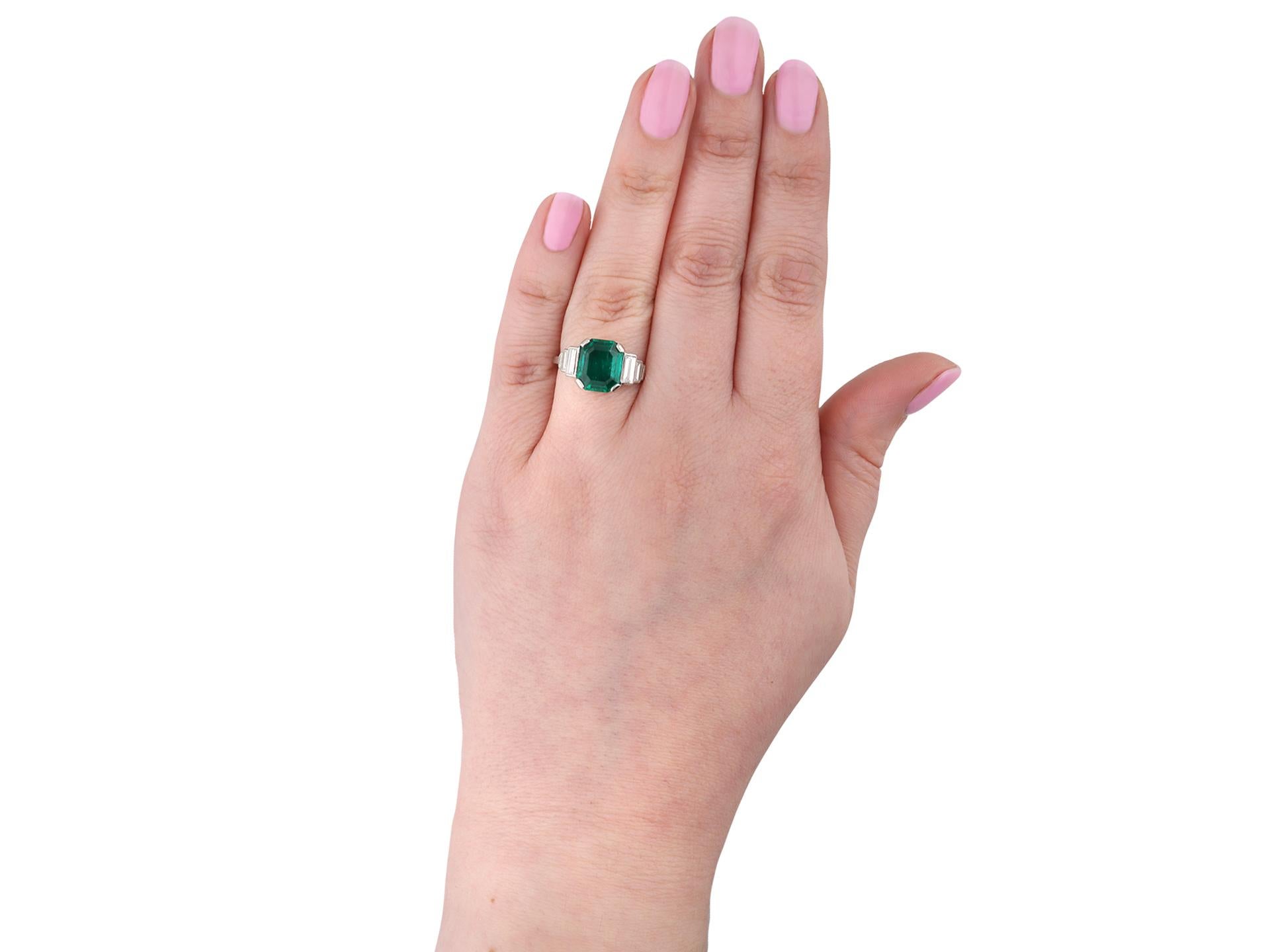 Women's or Men's Art Deco Colombian emerald and diamond flanked solitaire ring, circa 1925. For Sale