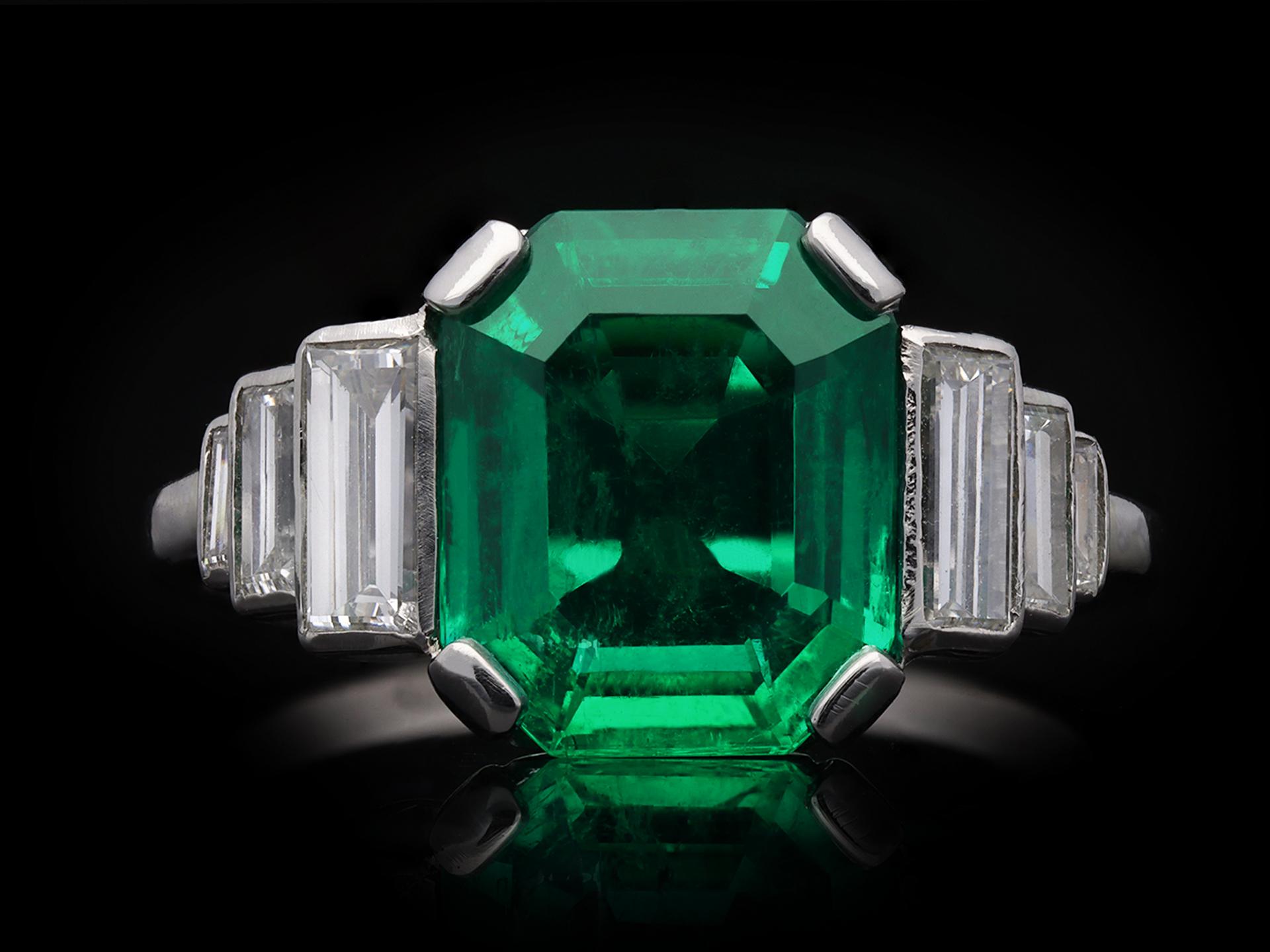 Art Deco Colombian emerald and diamond flanked solitaire ring, circa 1925. For Sale 1