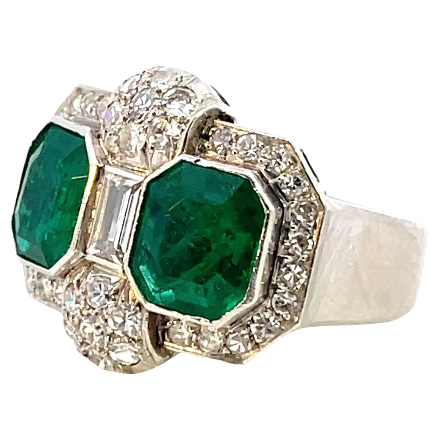 Stunning quality art deco  Colombia emerald platinum ring
fancy 2 bright vivid green gems emeralds weighting approx 2,5 cts each
