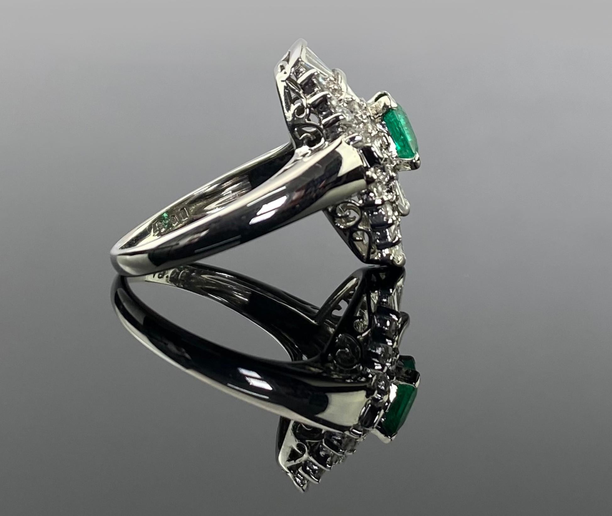 Art Deco Colombian Emerald and Diamond Platinum Ring In New Condition For Sale In Bangkok, Thailand