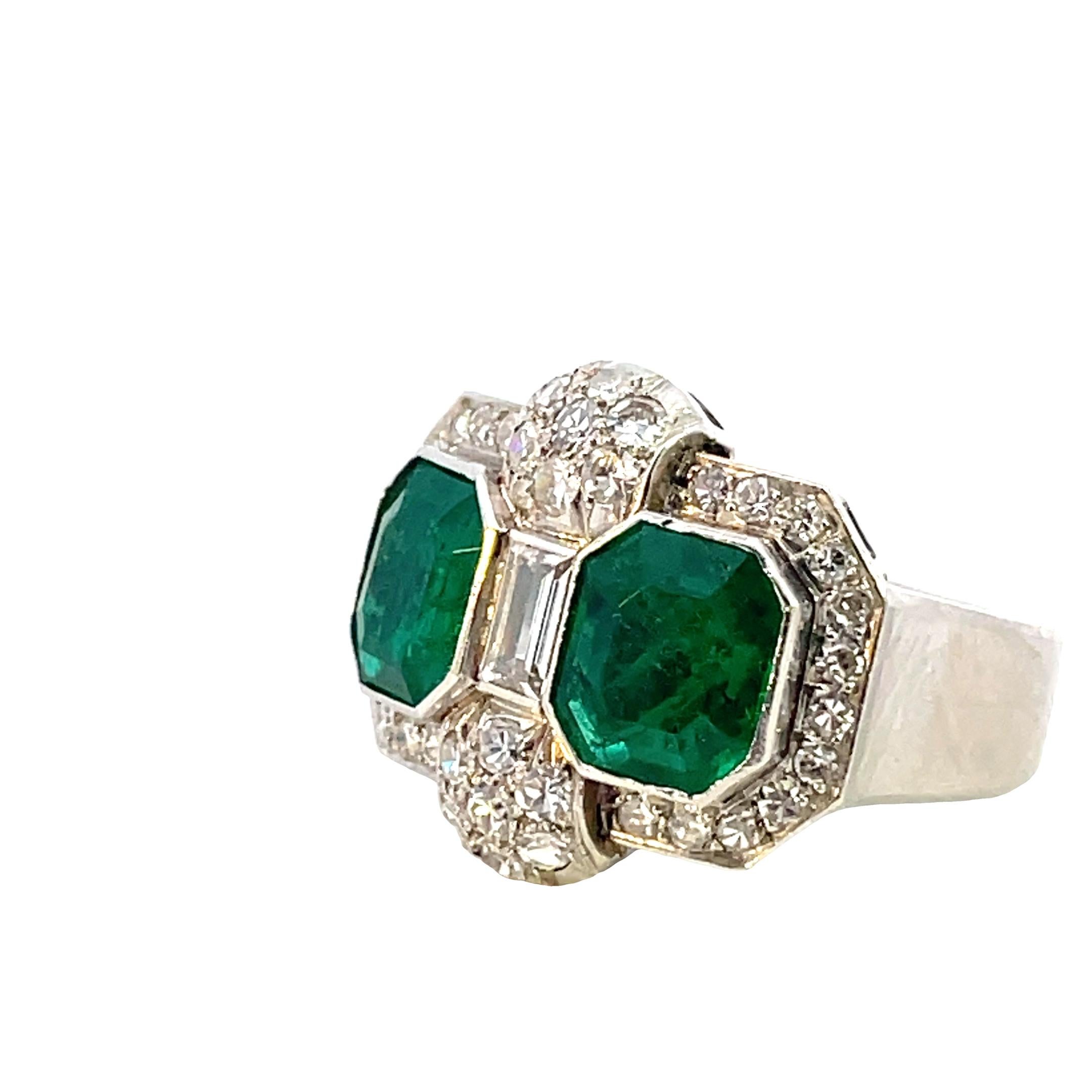 Art deco Colombian emerald and diamond Platinum ring In Excellent Condition For Sale In Milano, IT