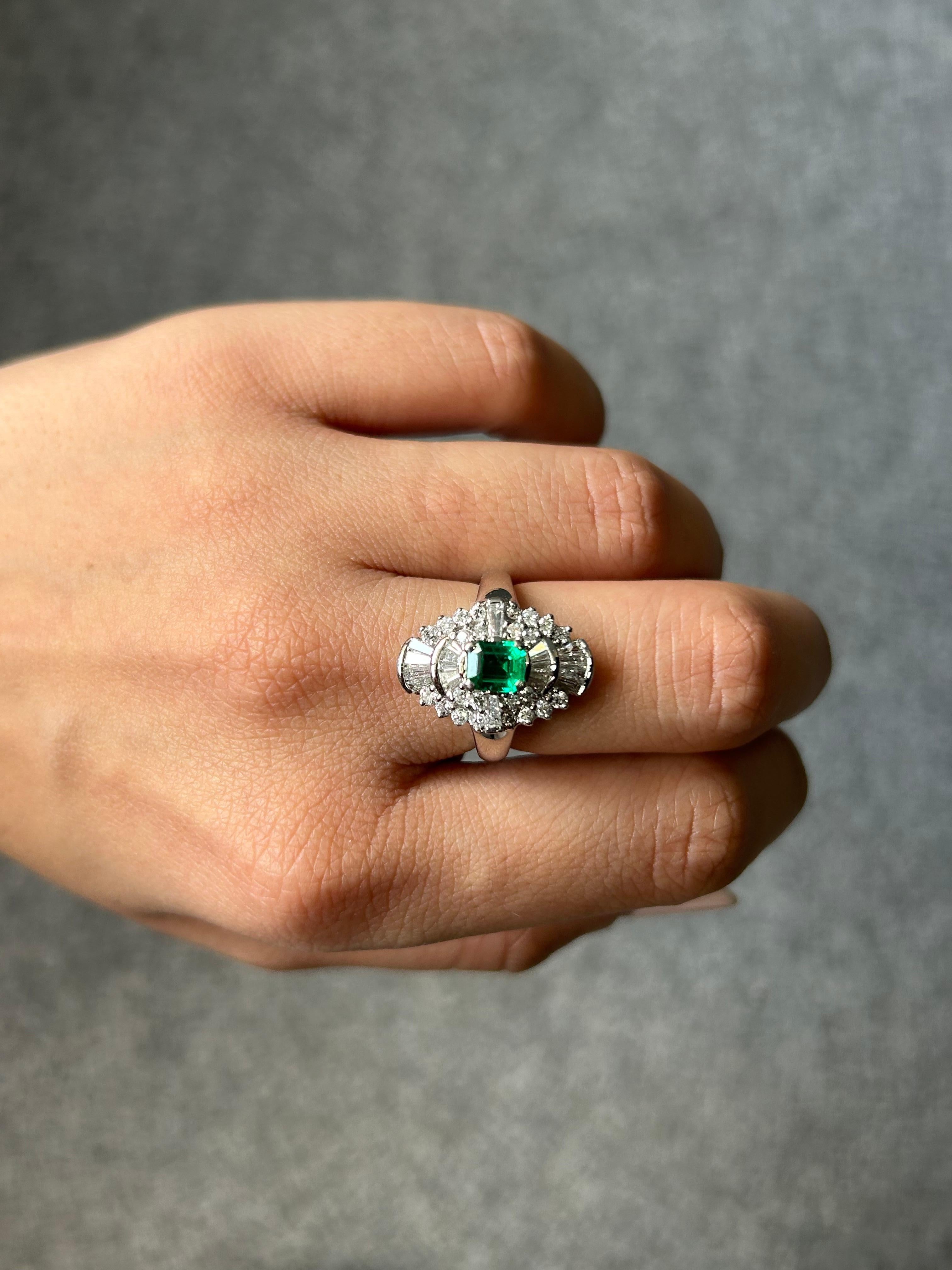 Platinring mit kolumbianischem Smaragd und Diamant im Art déco-Stil im Angebot 1
