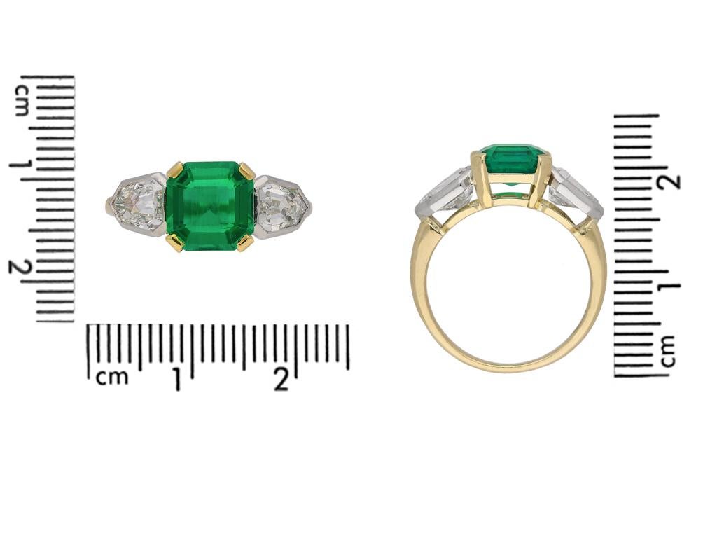 Art Deco Colombian Emerald and Diamond Ring, circa 1930 In Good Condition For Sale In London, GB
