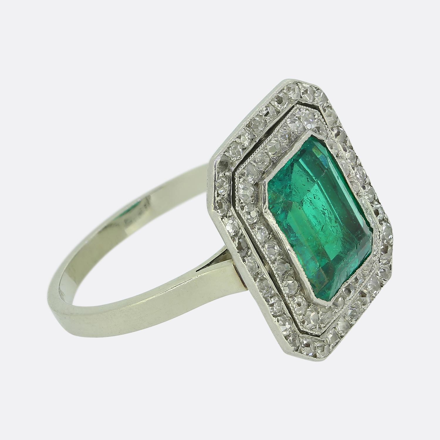 Taille émeraude Bague Art déco colombienne émeraude et diamants en vente