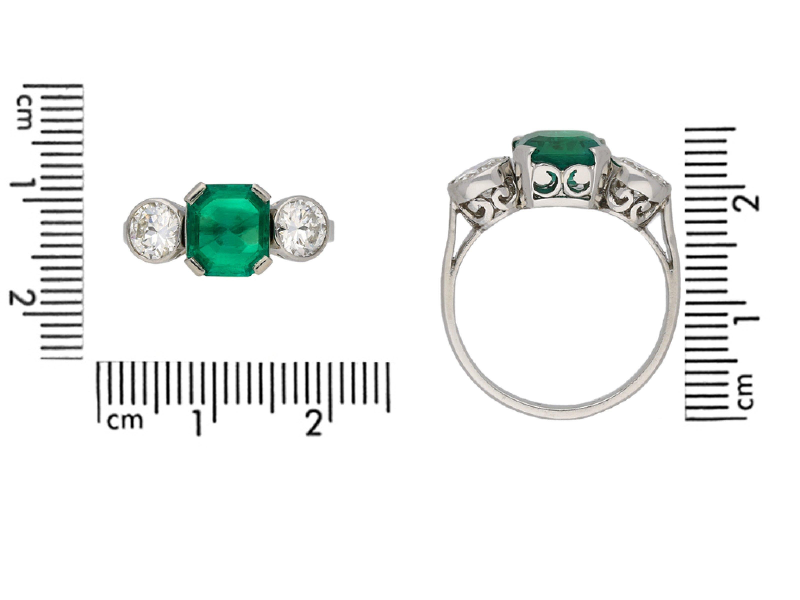 Art-Deco-Ring mit kolumbianischem Smaragd und Diamanten, französisch, um 1925 (Smaragdschliff) im Angebot
