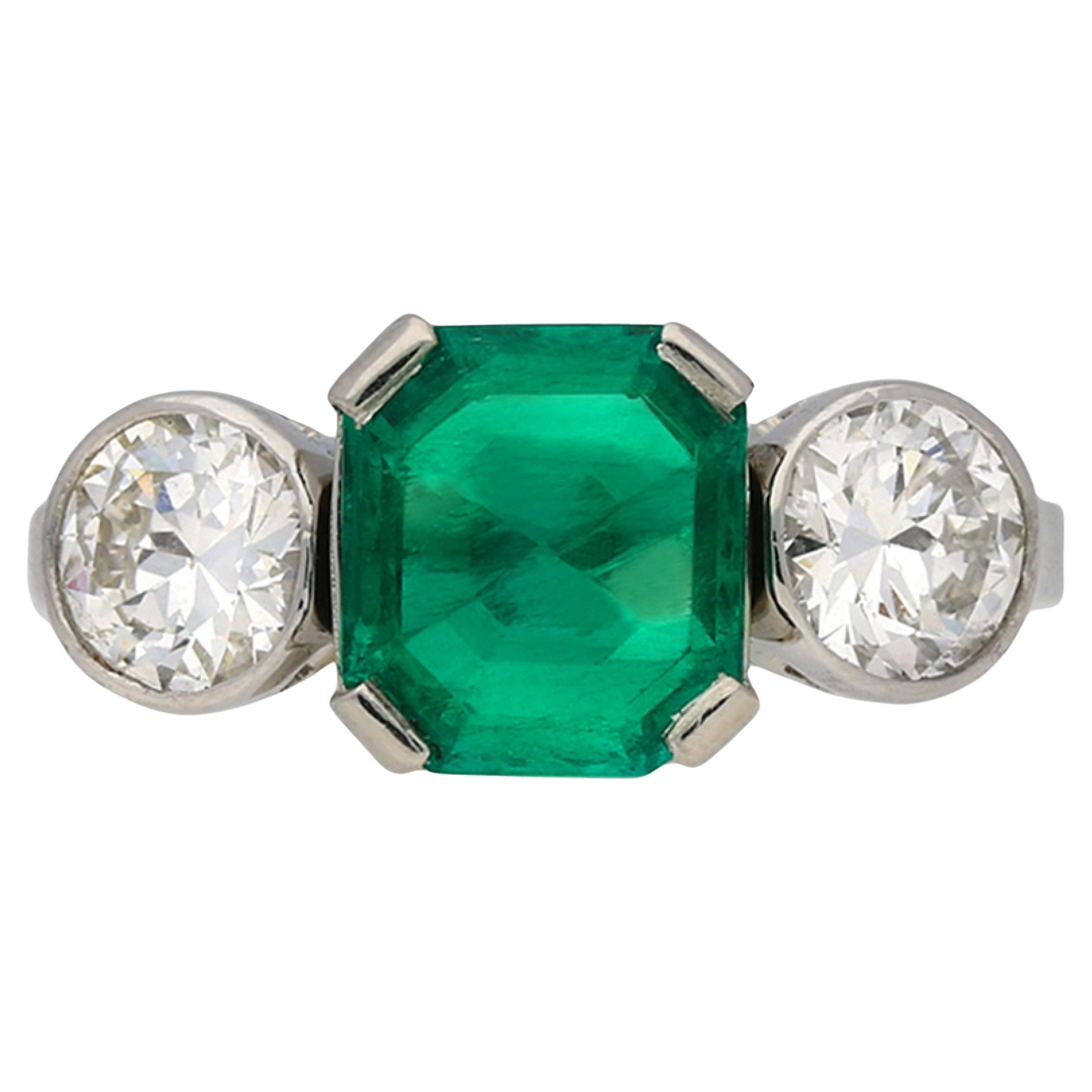 Art-Deco-Ring mit kolumbianischem Smaragd und Diamanten, französisch, um 1925 im Angebot
