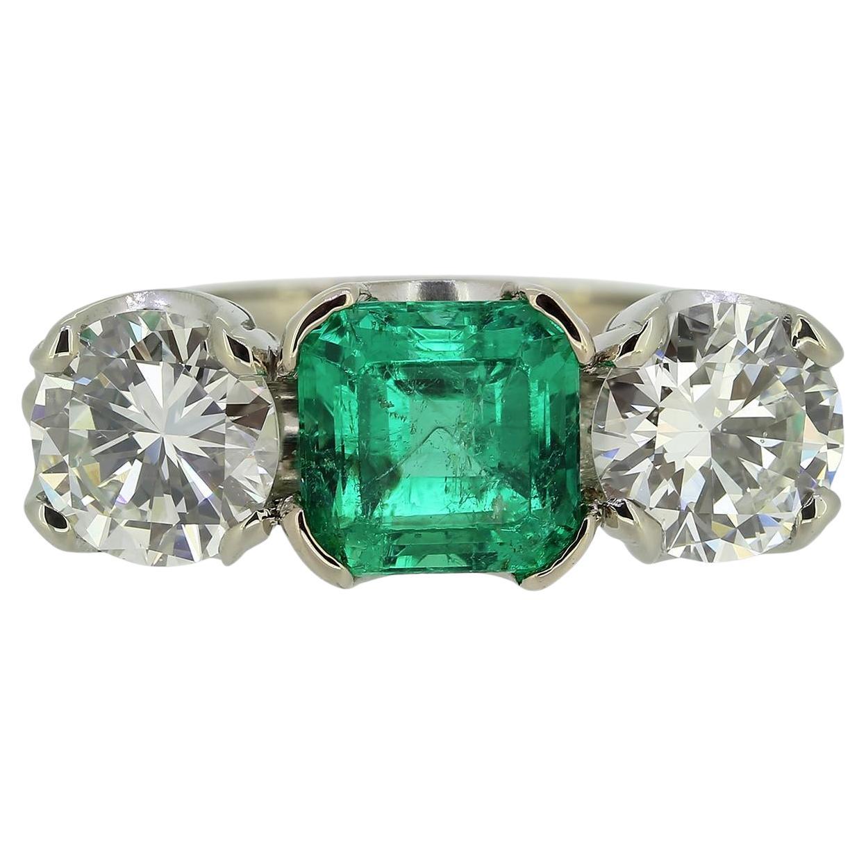 Bague à trois pierres en émeraude colombienne et diamant de style Art déco