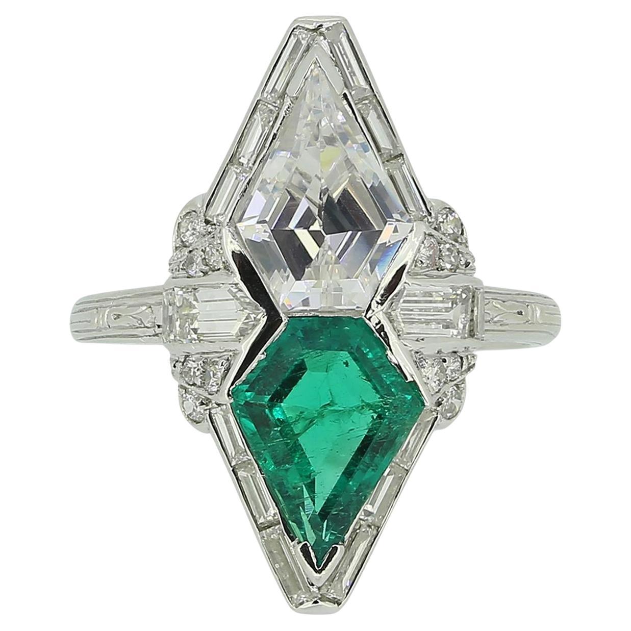 Art Deco Kolumbianischer Smaragd und Schild Diamant Ring im Angebot