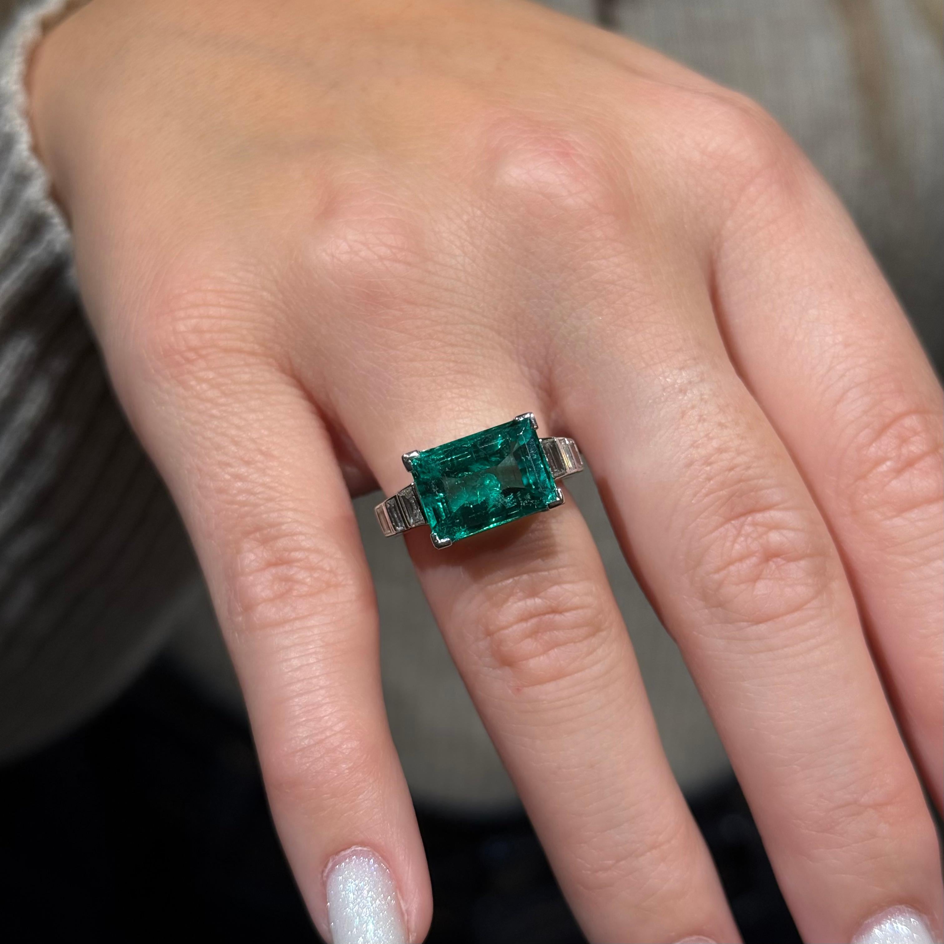 Art Deco Colombian Emerald Diamond Engagement Cocktail Ring Platinum 1930s In Good Condition In Lisbon, PT