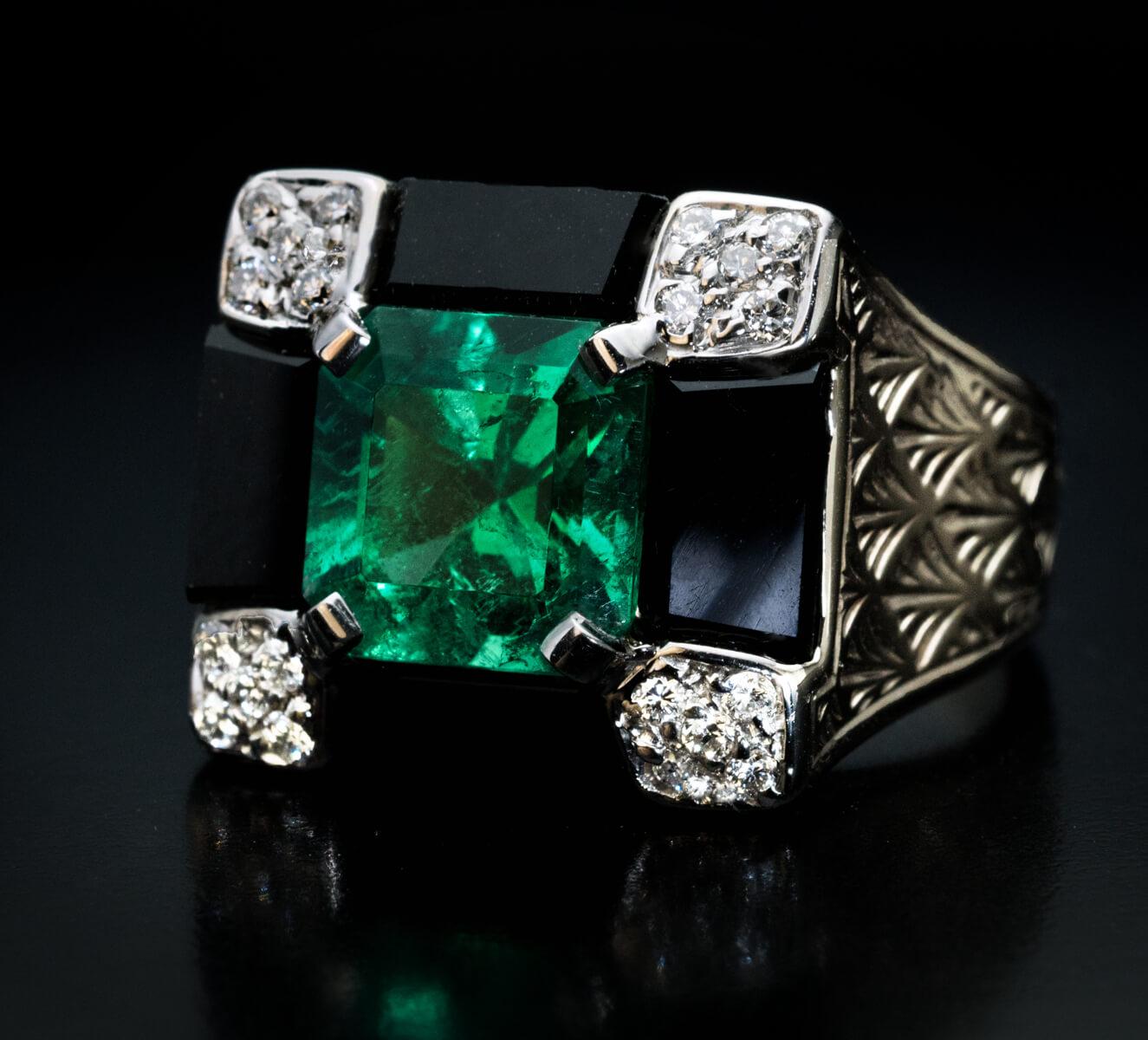 Art Deco kolumbianischer Smaragd-Diamant-Onyx-Cocktailring (Carréeschliff) im Angebot
