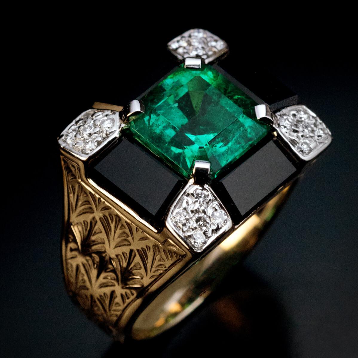 Art Deco Colombian Emerald Diamond Onyx Cocktail Ring For Sale 3
