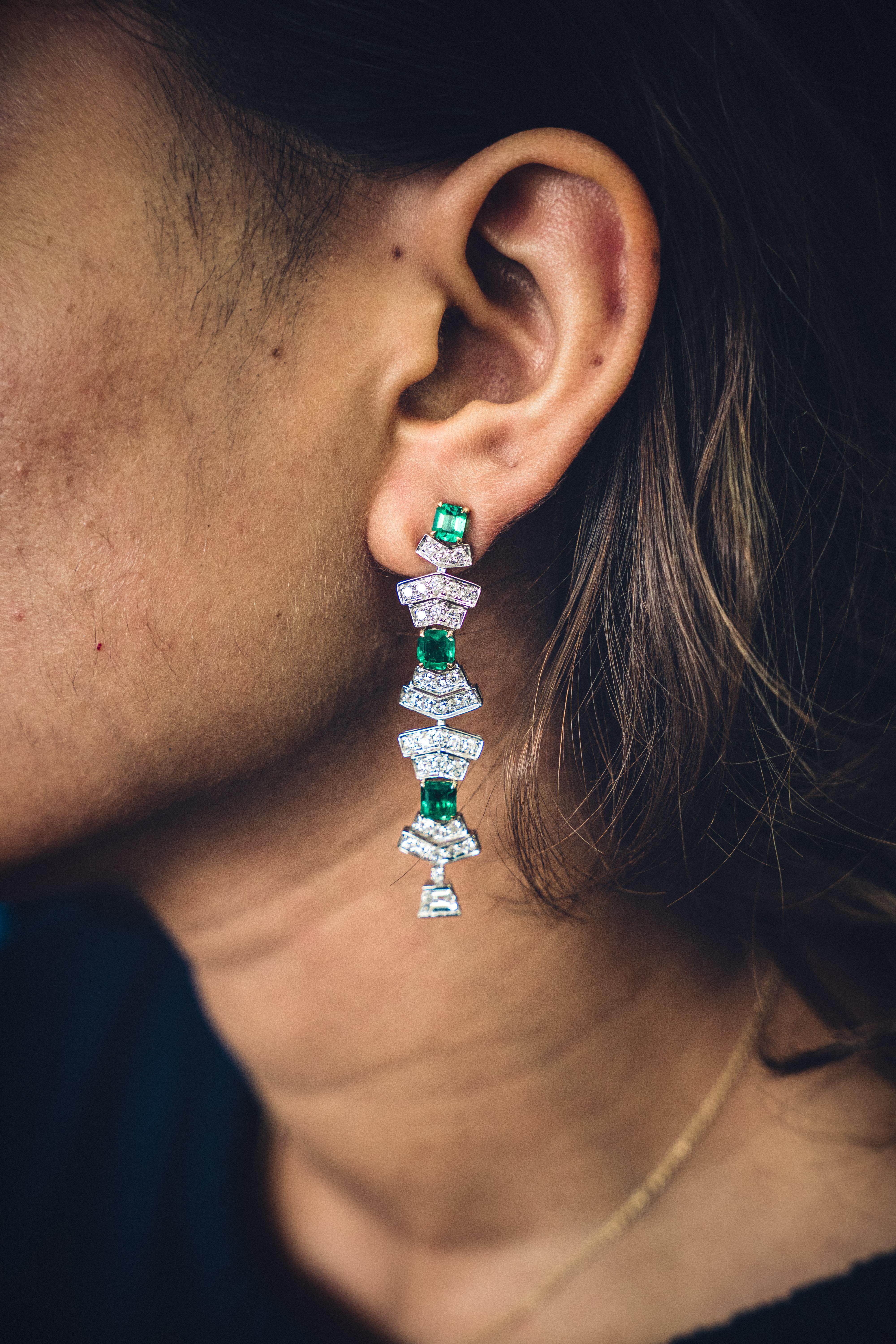 Der Prinzessinnen-Ohrring ist ein einzigartiges Design mit den feinsten kolumbianischen Smaragden, gepaart mit schillernden runden und trapezförmigen Diamanten. Die einzigartige Art-Déco-Geometrie dieses Layouts schafft einen strukturierten Rahmen,
