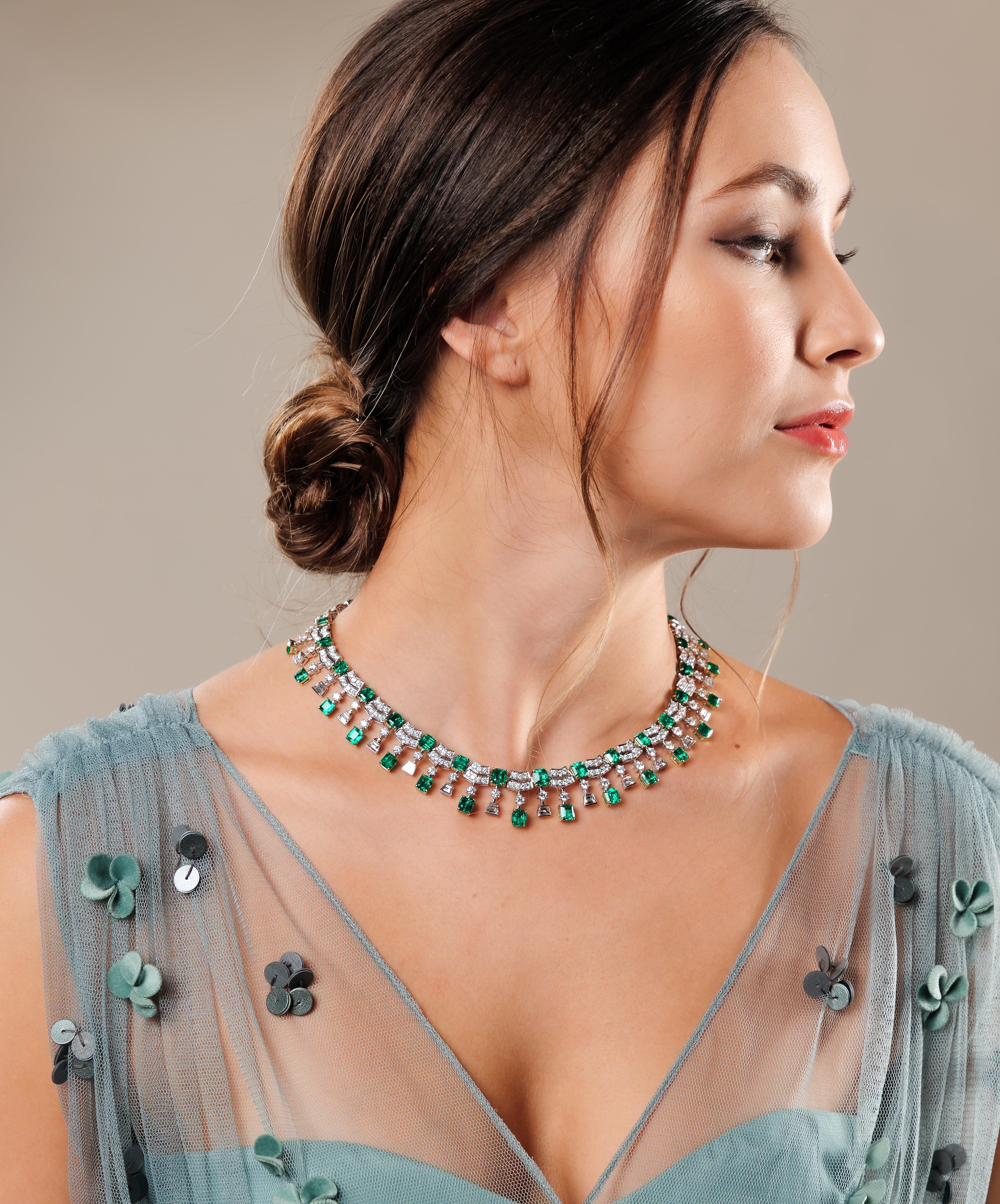 Kolumbianischer Smaragd, Diamant-Halskette im Art-Déco-Stil aus 18 Karat Weiß- und Gelbgold (Art déco) im Angebot