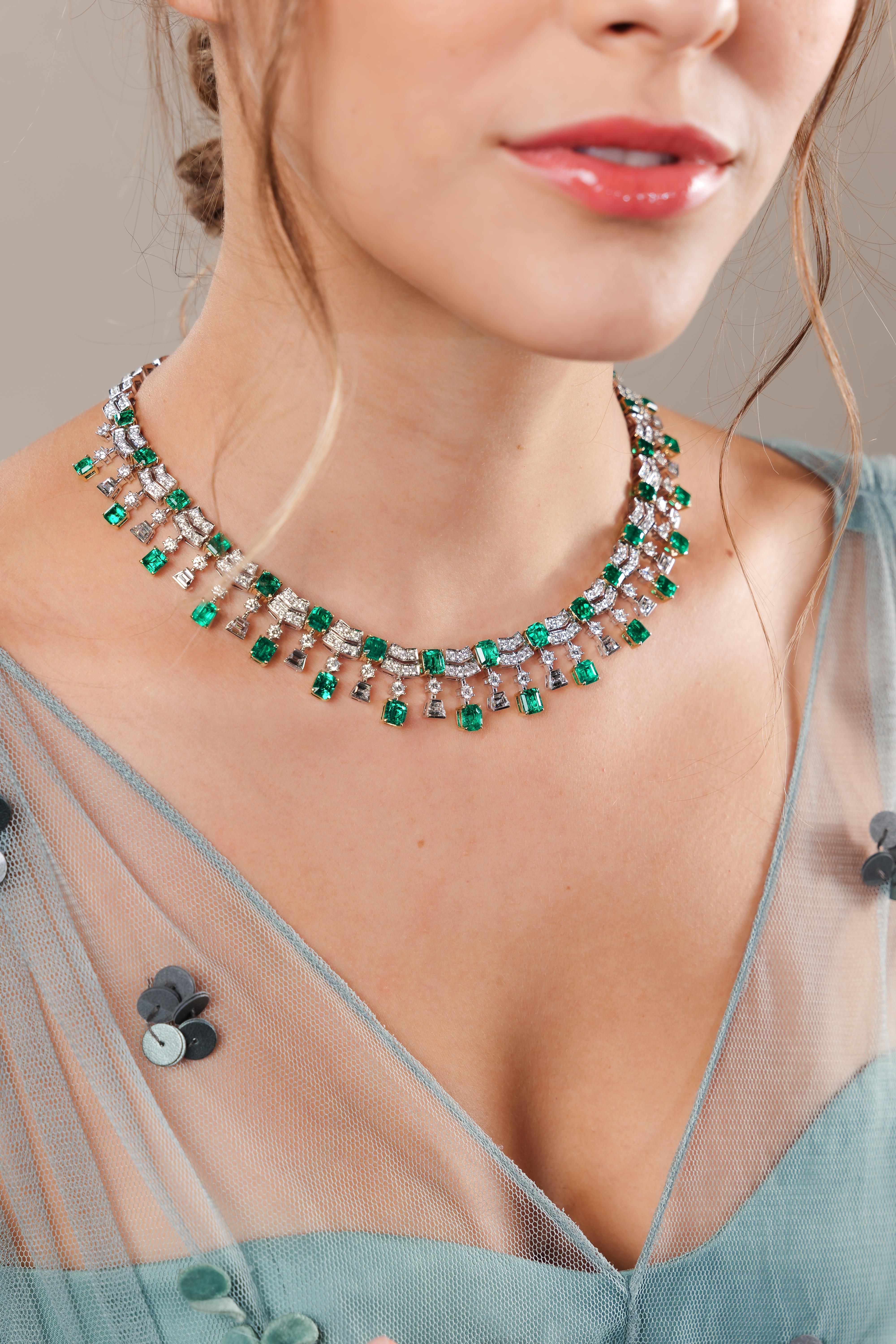 Kolumbianischer Smaragd, Diamant-Halskette im Art-Déco-Stil aus 18 Karat Weiß- und Gelbgold (Smaragdschliff) im Angebot