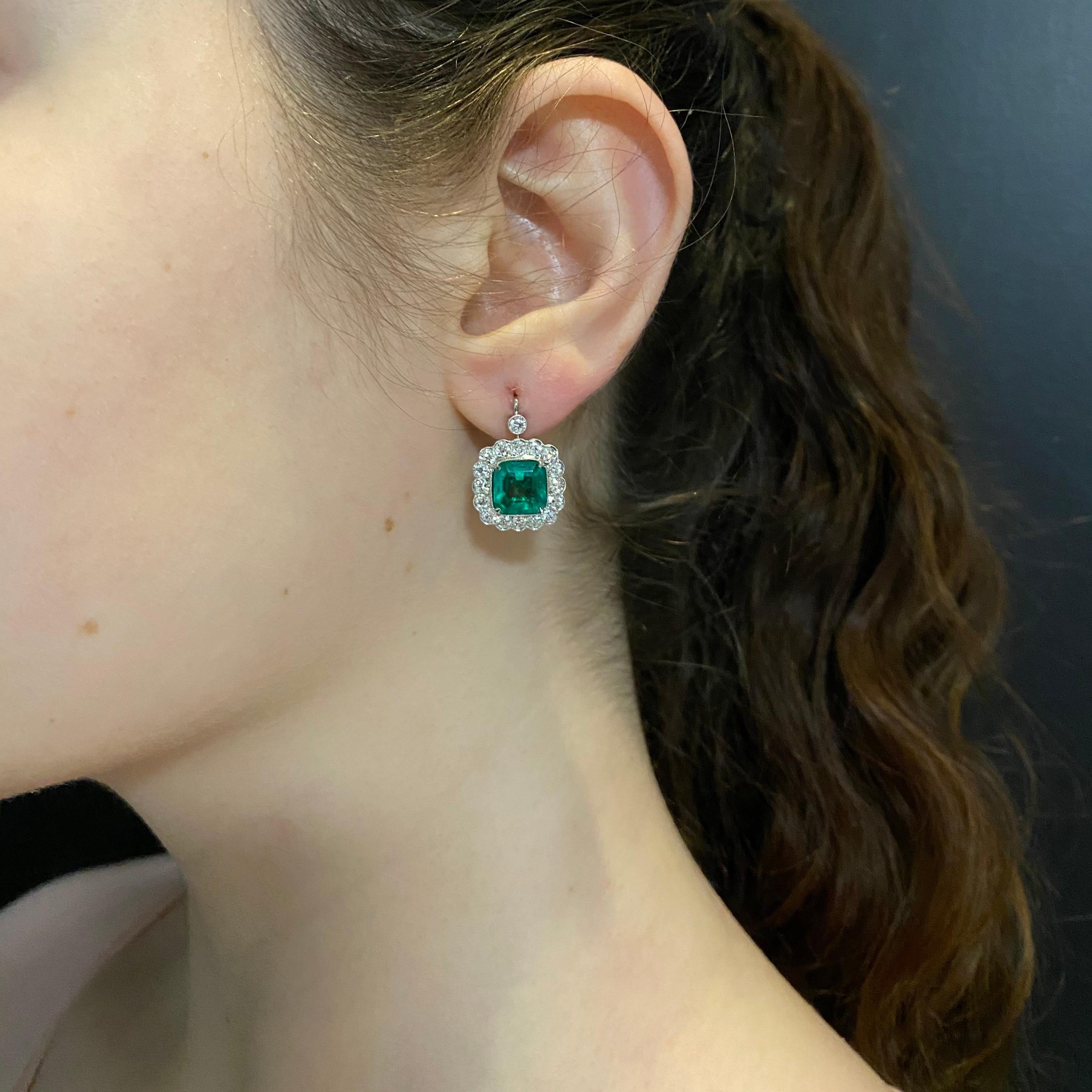 20th Century Colombian Emerald Old Cut Diamond Cluster Earrings Platinum Signed In Good Condition In Lisbon, PT