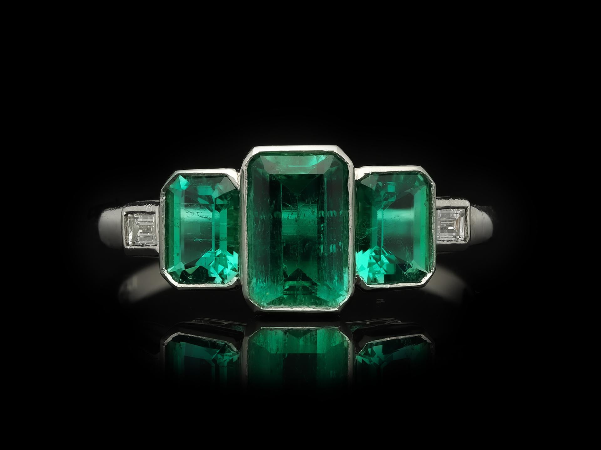 Art Deco Colombian Emerald Three-Stone Ring, circa 1920 In Good Condition In London, GB