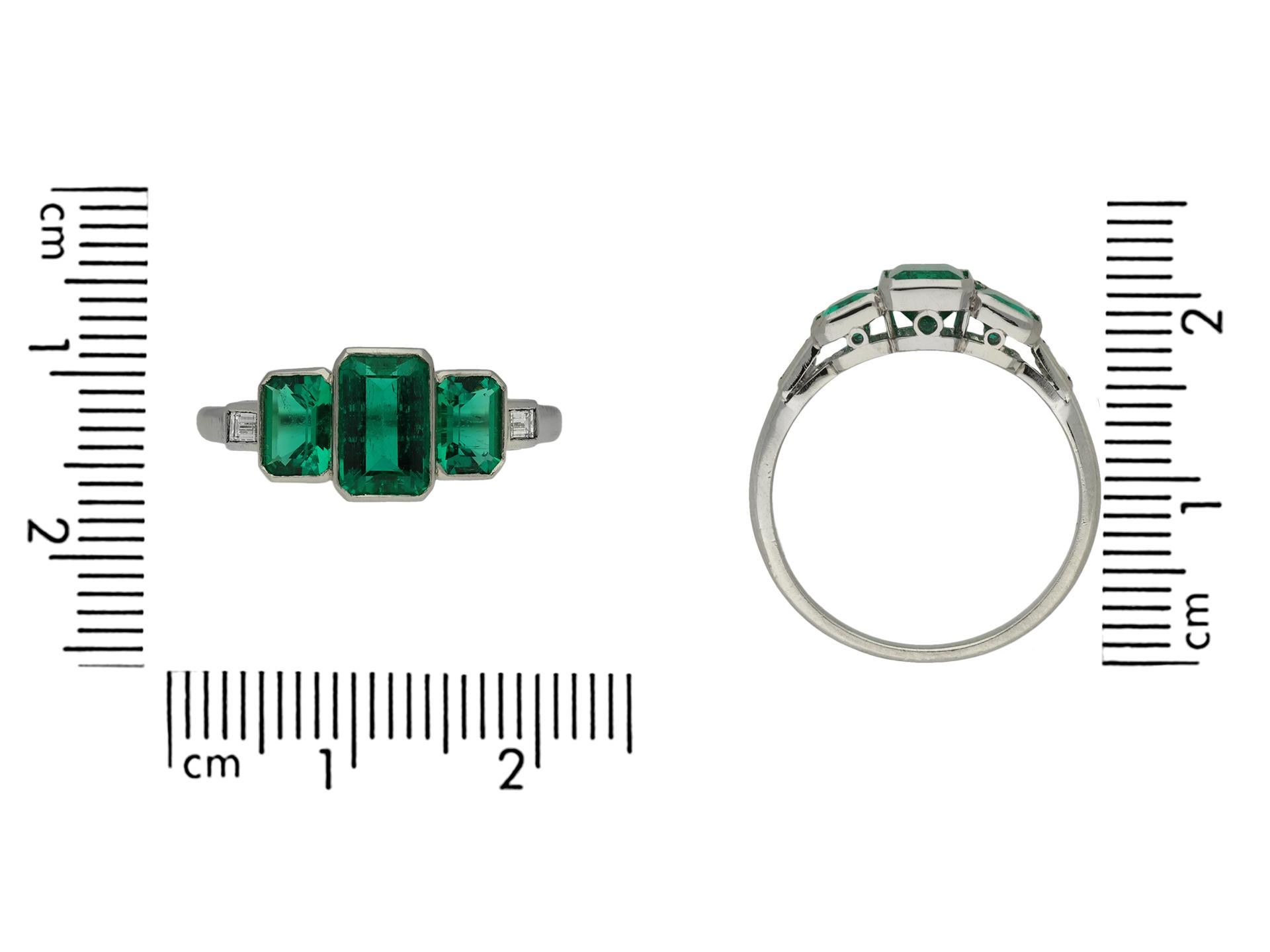 Women's or Men's Art Deco Colombian Emerald Three-Stone Ring, circa 1920