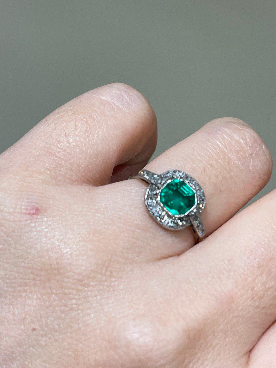 Art Deco Colombian Insignificant Emerald Diamond Engagement Ring For Sale 1