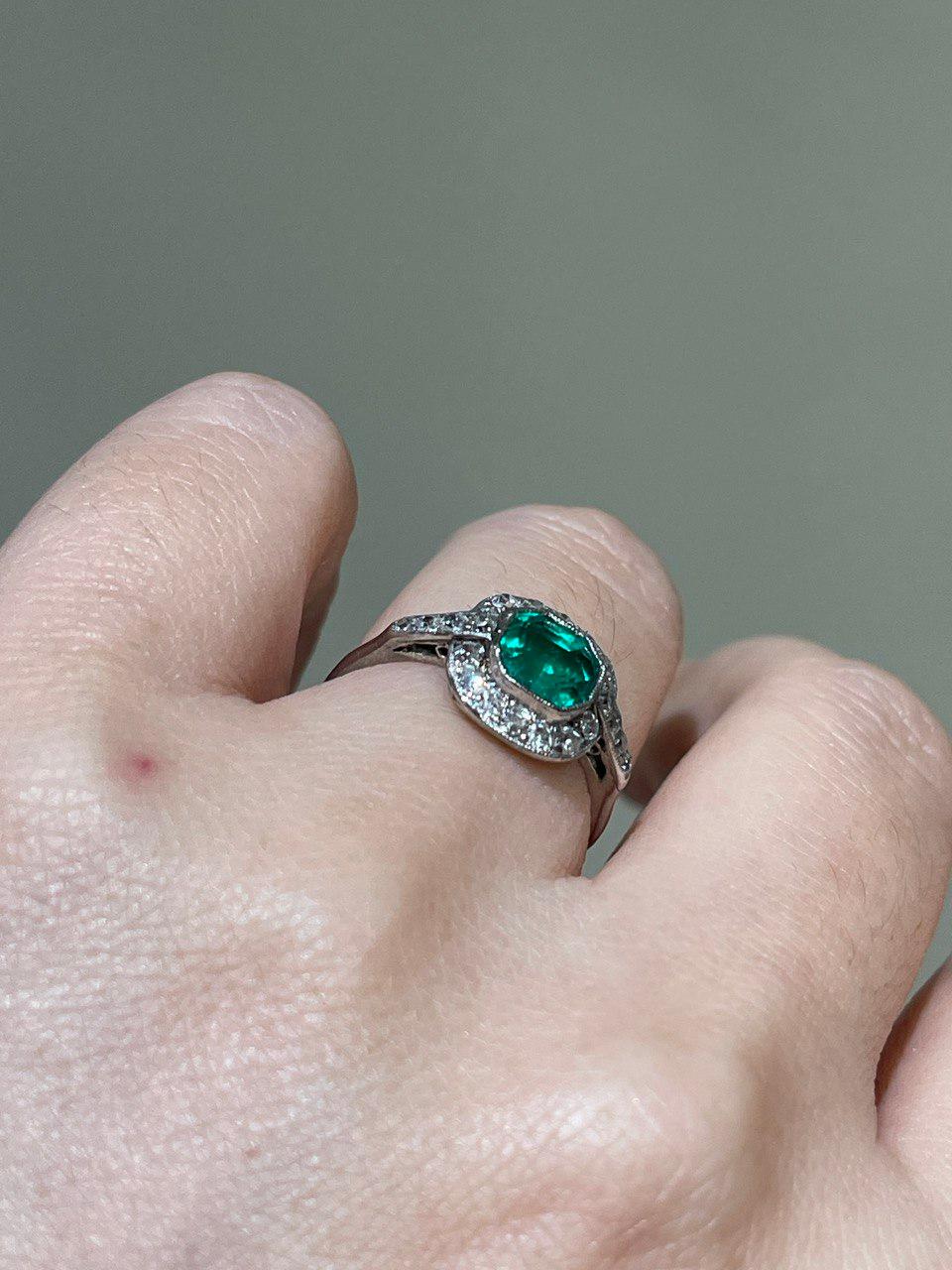 Art Deco Colombian Insignificant Emerald Diamond Engagement Ring For Sale 2