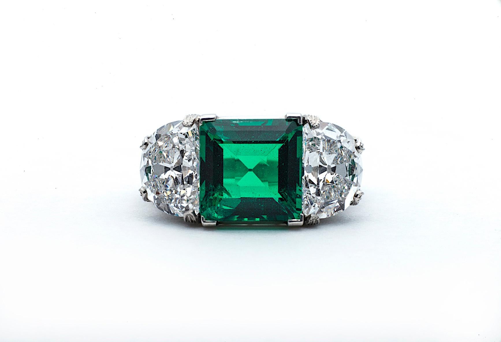 Art Deco Kolumbianischer Smaragd Diamant Platin Dreisteinring mit Quadratschliff (Art déco) im Angebot
