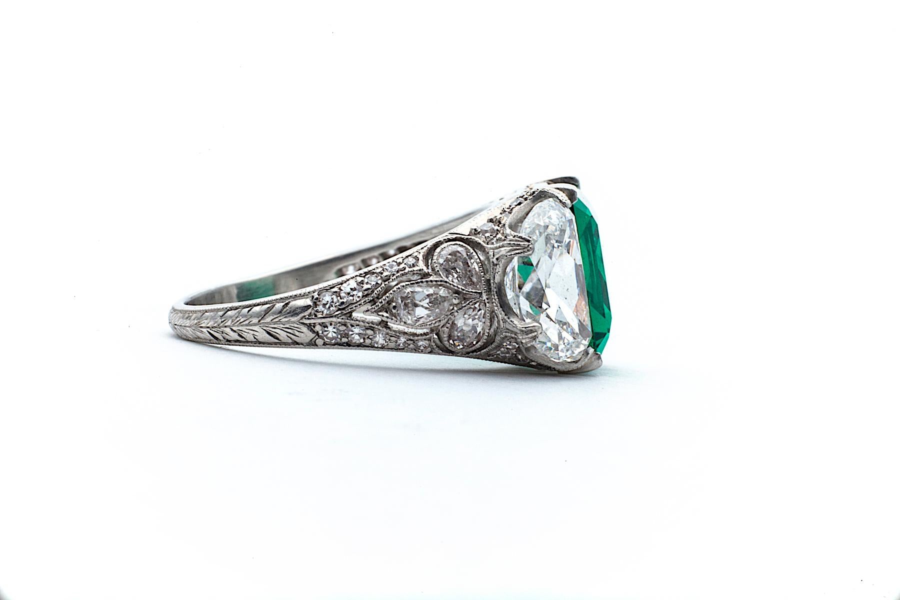 Art Deco Kolumbianischer Smaragd Diamant Platin Dreisteinring mit Quadratschliff (Smaragdschliff) im Angebot