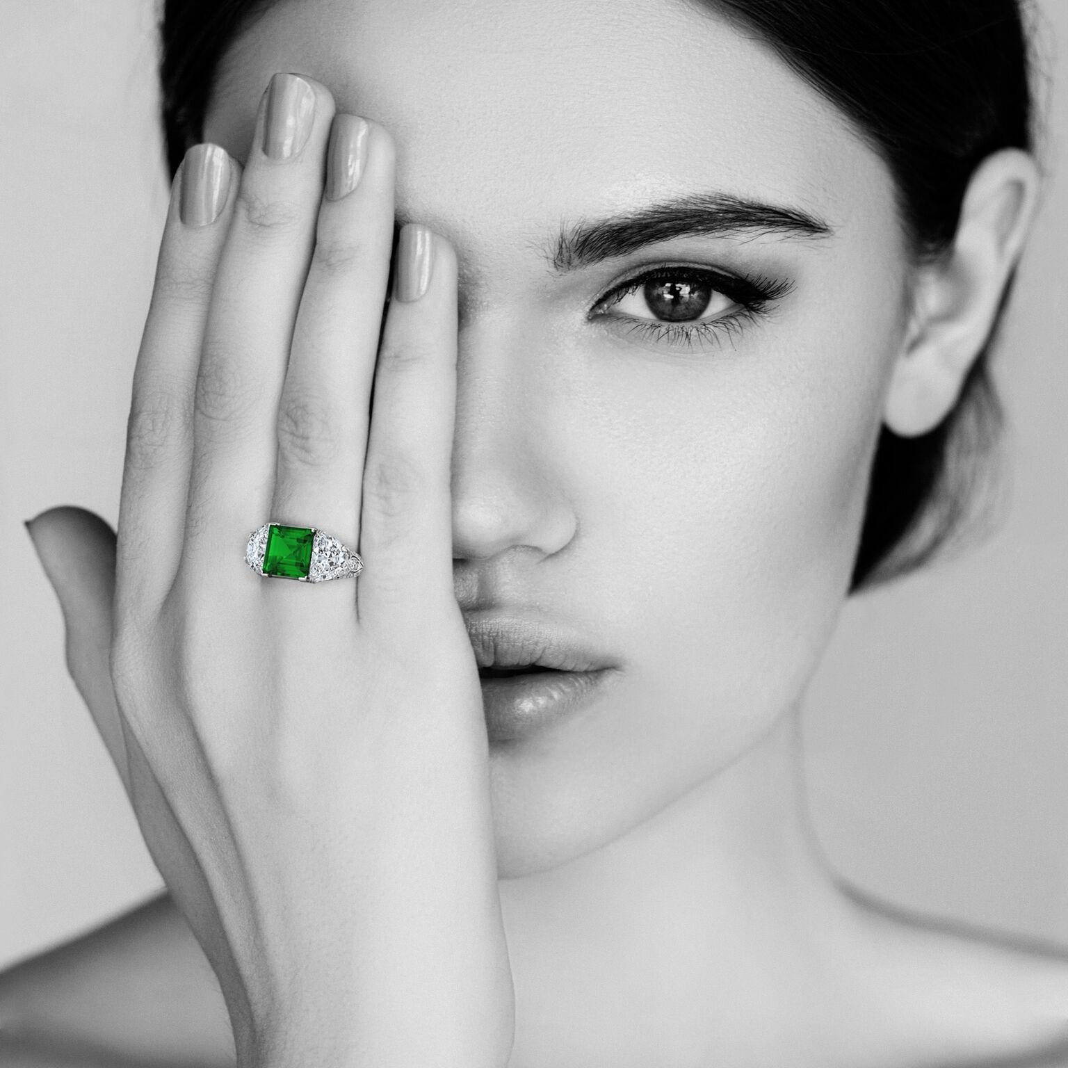 Art Deco Kolumbianischer Smaragd Diamant Platin Dreisteinring mit Quadratschliff im Angebot 1
