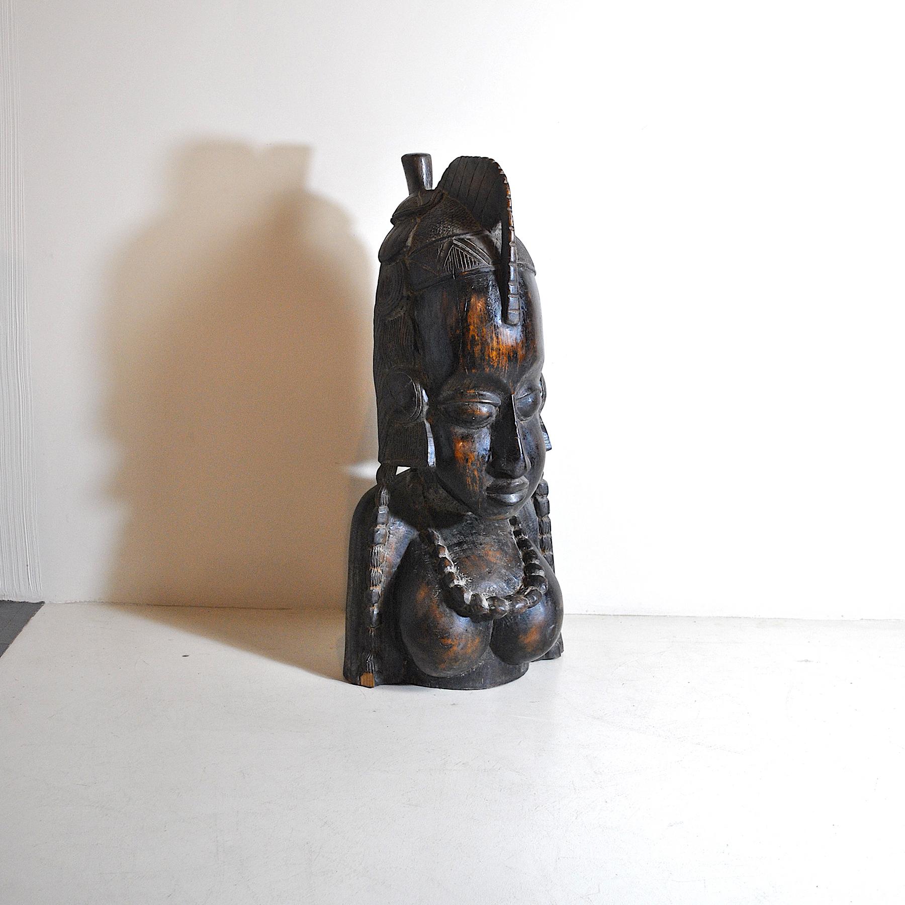 Koloniale Art-Déco-Skulptur aus Massivholz mit der Darstellung einer afrikanischen Frau.