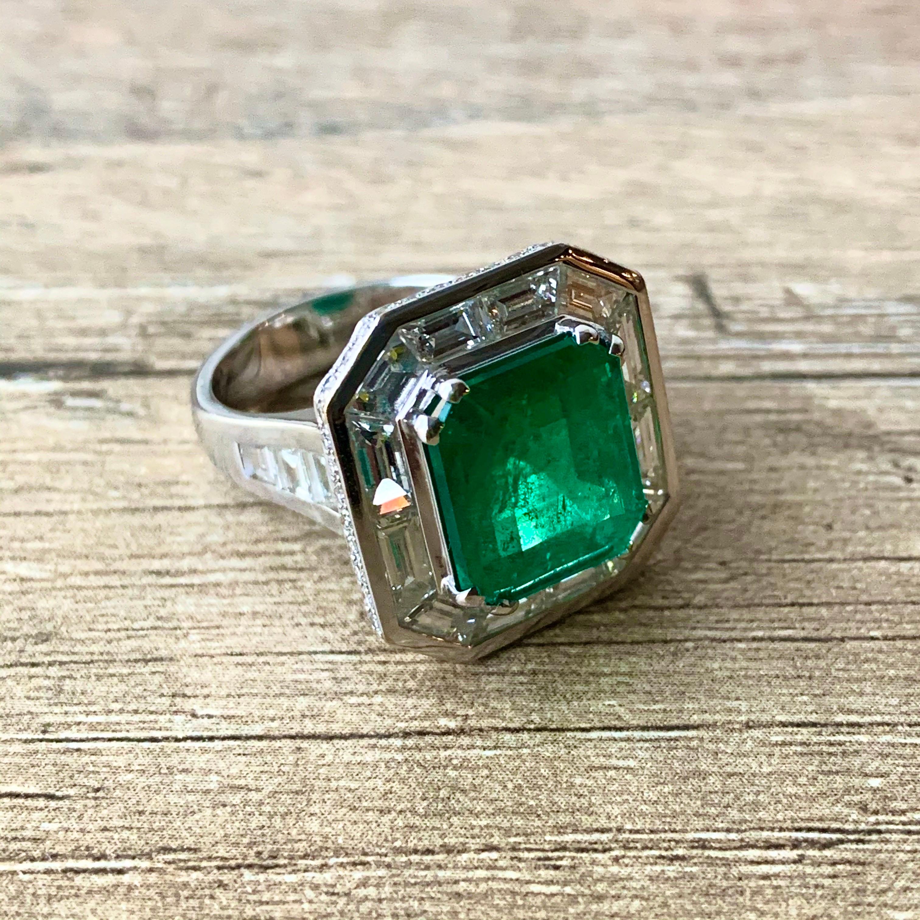 Bague Art déco Columbian Emerald and Diamond Neuf - En vente à Bangkok, TH