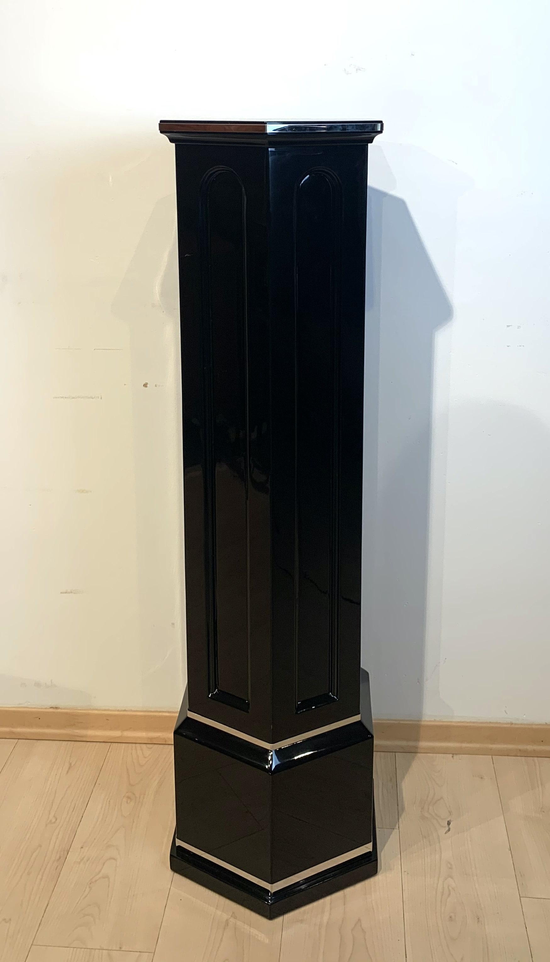 Art Deco column or pedestal, hexagonal, black lacquer on oak, France, circa 1930.

Heavy hexagonal Art Deco Column or Pedestal from France, circa 1930.
Solid oak, black high gloss lacquered. Arch inclusions on the sides. Surrounding decorative