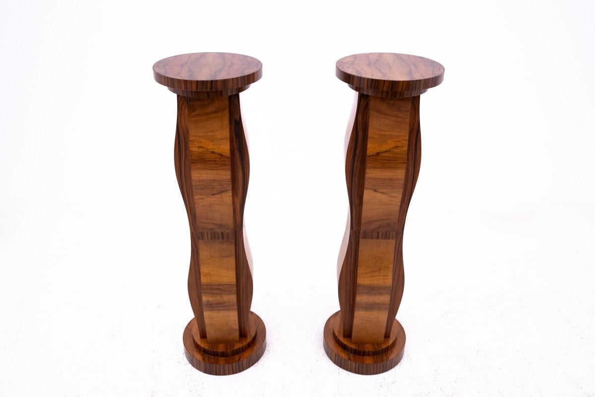 Columnas - Pedestales de estilo Art Déco, Polonia, hacia 1940.

Columnas con forma geométrica, características del estilo Art Déco. La hermosa forma ondulada de los fustes de las columnas descansa sobre una base redonda y está rematada con una tapa