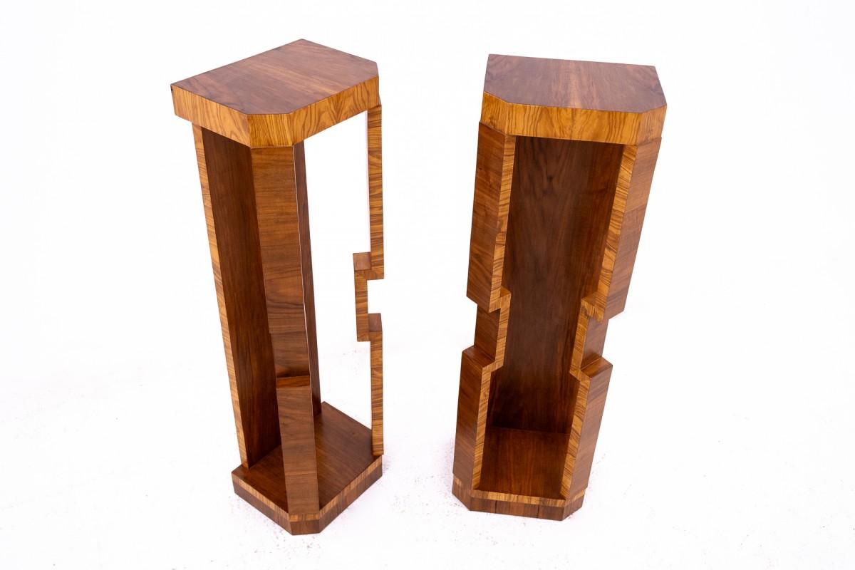 Columnas de estilo Art Déco de los años 50.

Columnas con una forma geométrica característica del estilo Art Déco. El conjunto está chapado en nogal ricamente veteado. La forma calada confiere ligereza y elegancia al conjunto.

Se ha renovado el