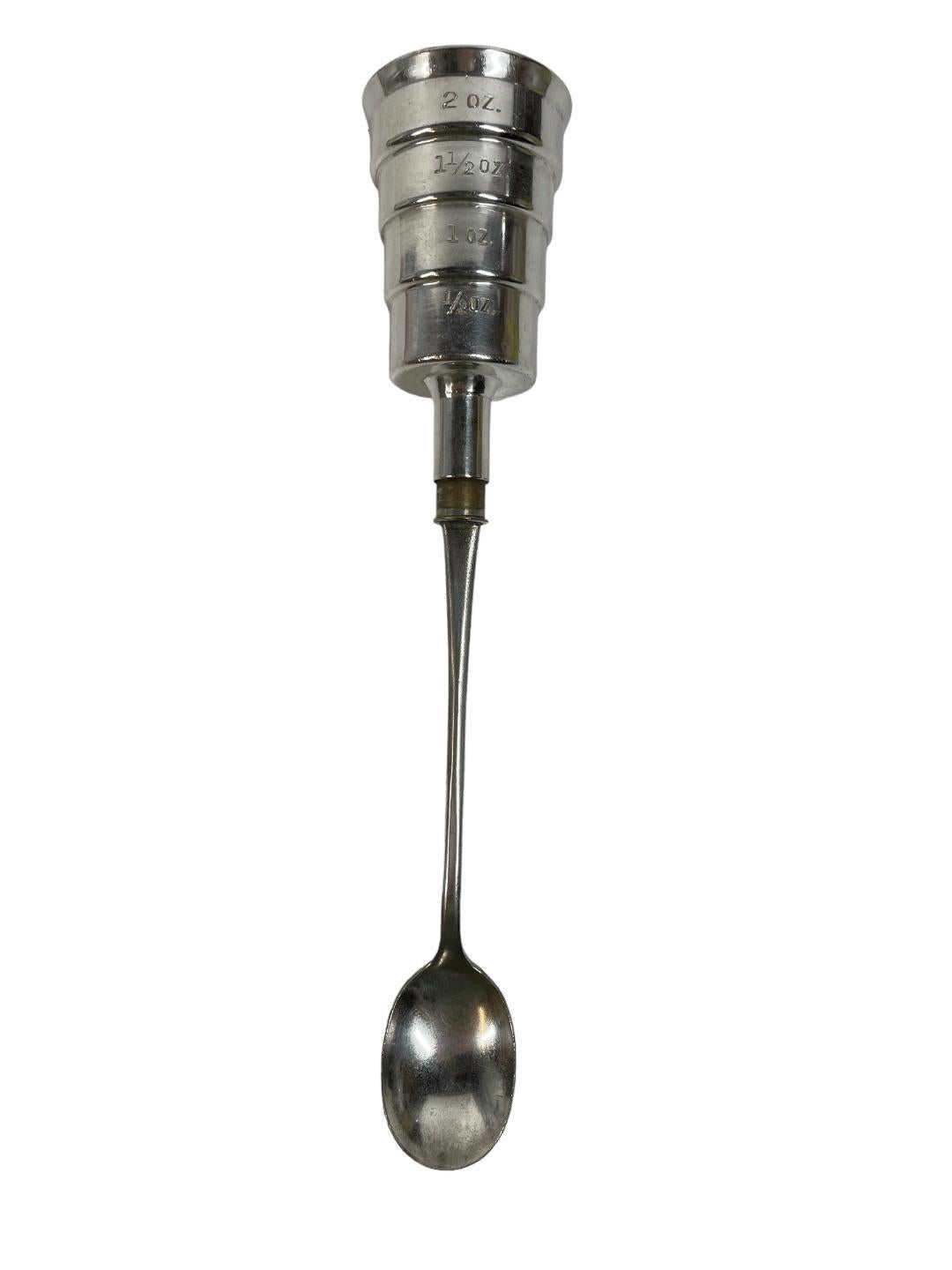 Art-Deco-Kombi-Bargerät aus Silberblech von Napier mit einem Rührlöffel an einem Ende und einem gestuften, kalibrierten mechanischen Jigger am anderen. Füllen Sie den Jigger bis zur gewünschten Höhe, senken Sie den Löffel in das Mischgefäß und