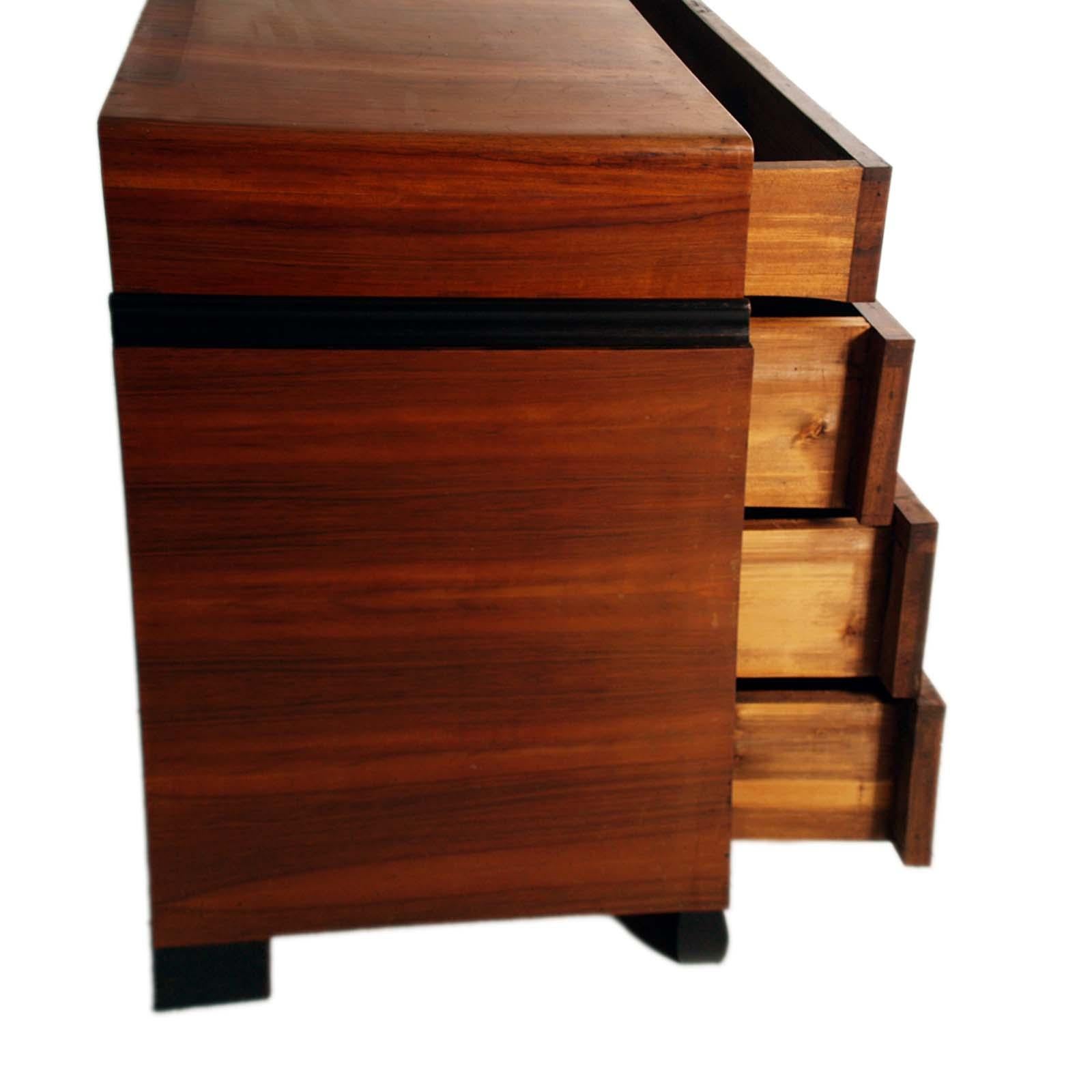 Art Déco Commode e specchio Art Deco in noce di Atelier A Varedo, attribuito a Gino Maggioni. in vendita