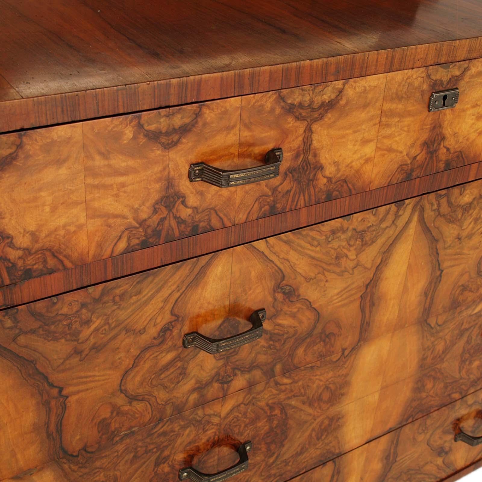 Italiano Commode e specchio Art Deco in noce di Atelier A Varedo, attribuito a Gino Maggioni. in vendita