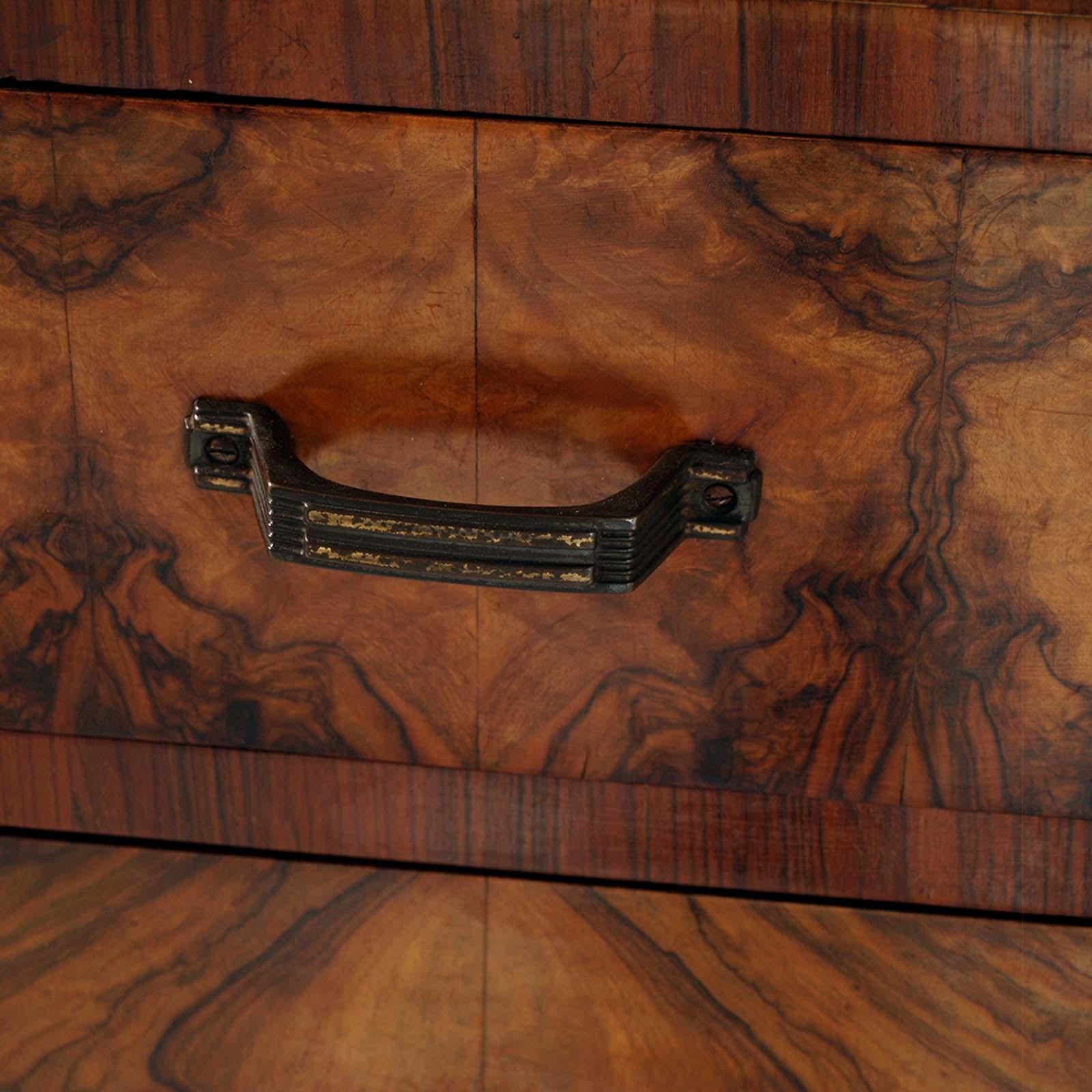 Inizio XX secolo Commode e specchio Art Deco in noce di Atelier A Varedo, attribuito a Gino Maggioni. in vendita