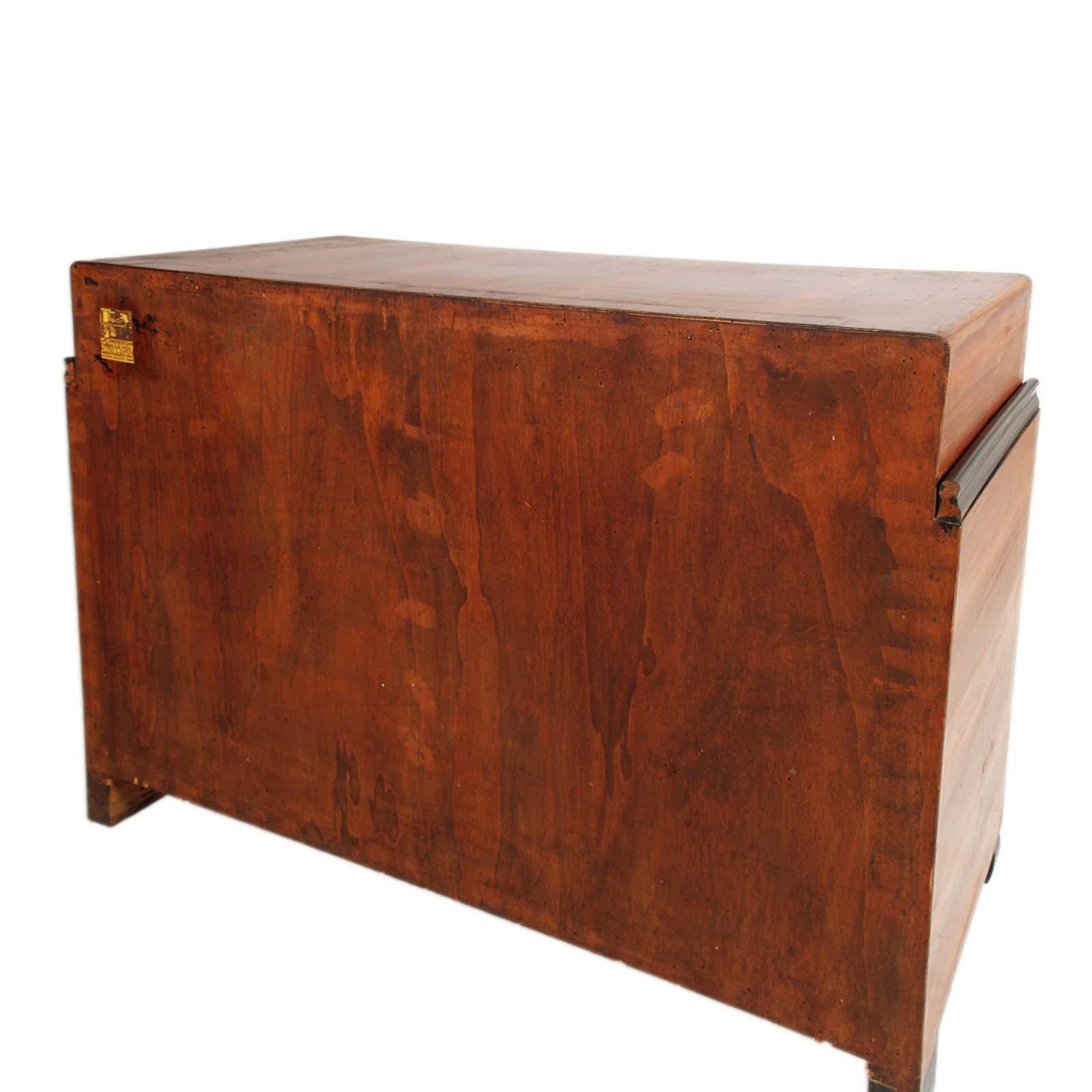 Noce Commode e specchio Art Deco in noce di Atelier A Varedo, attribuito a Gino Maggioni. in vendita