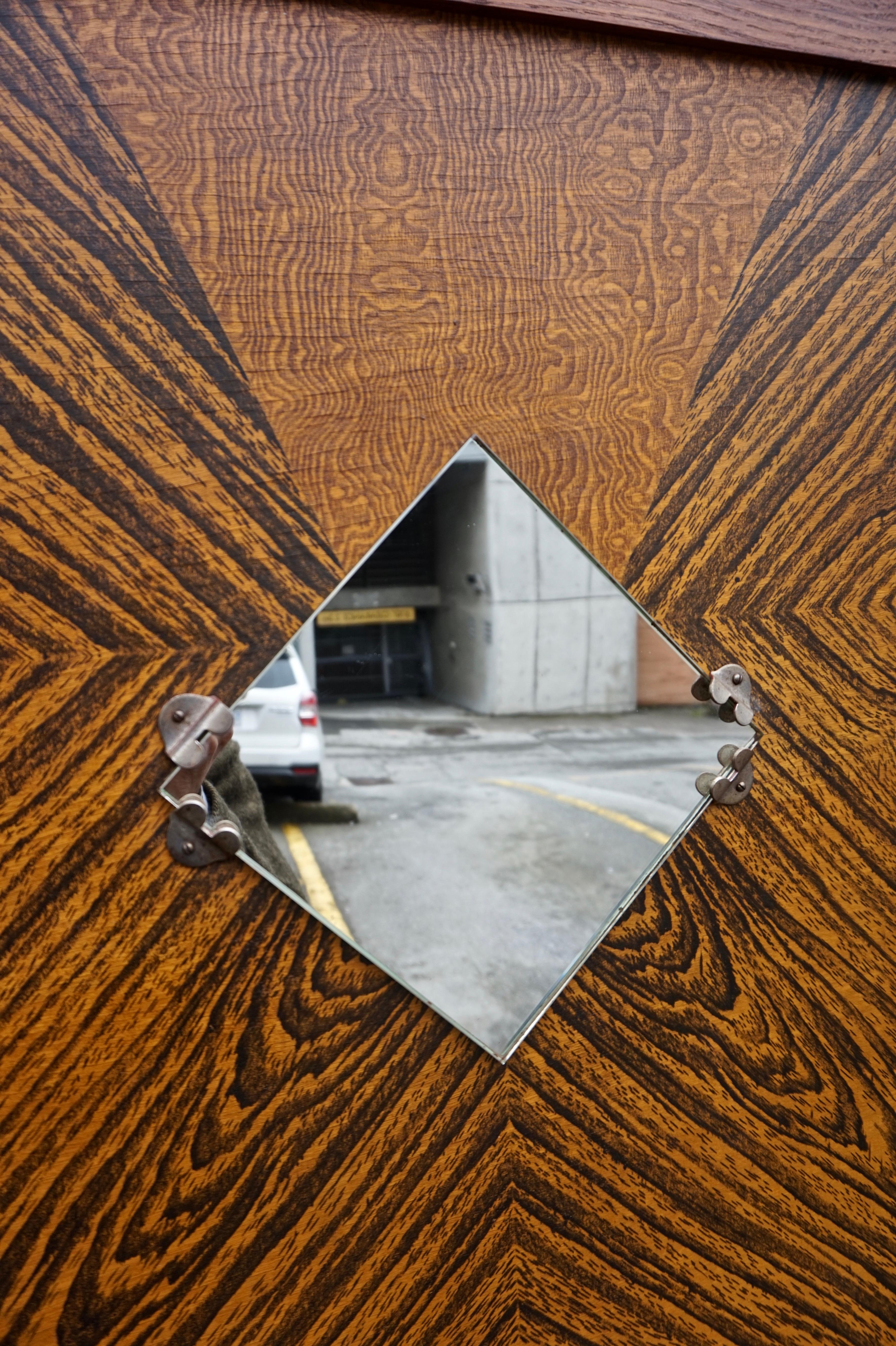 Fatto a mano Appendiabiti compatto Foyer Art Deco con portaombrelli Oak e ottone in vendita