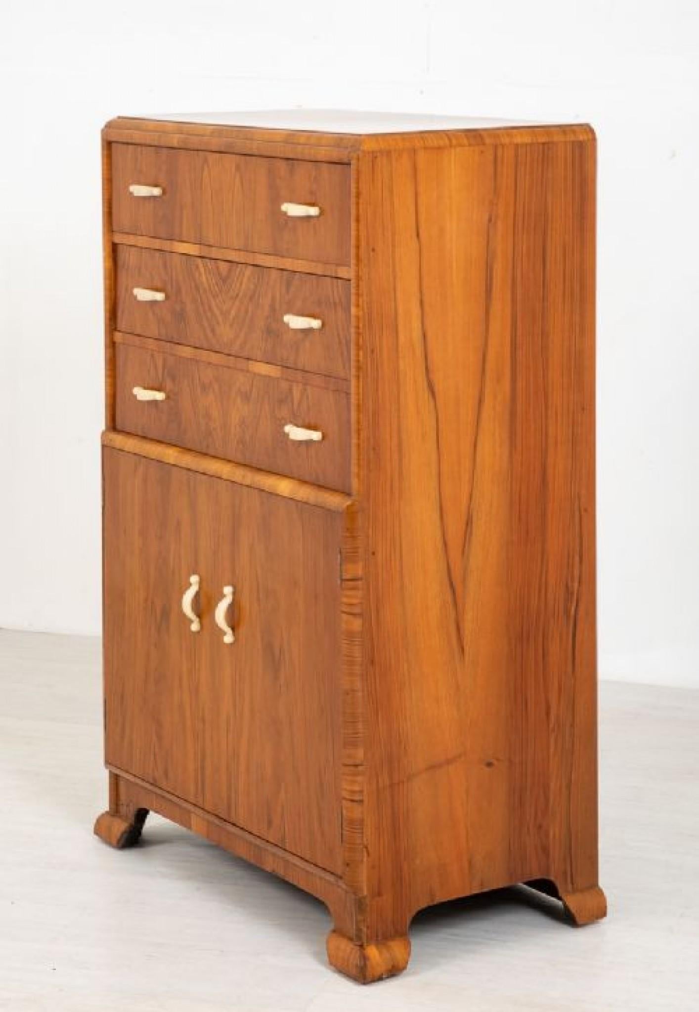 Art Deco Damen Nussbaum Compactum.
Steht auf typischen Art-déco-Füßen.
um 1930
Der untere Teil hat 2 zu öffnende Türen, die großzügigen Stauraum in den Schränken bieten.
Die mahagonigefütterten Schubladen darüber haben die typischen