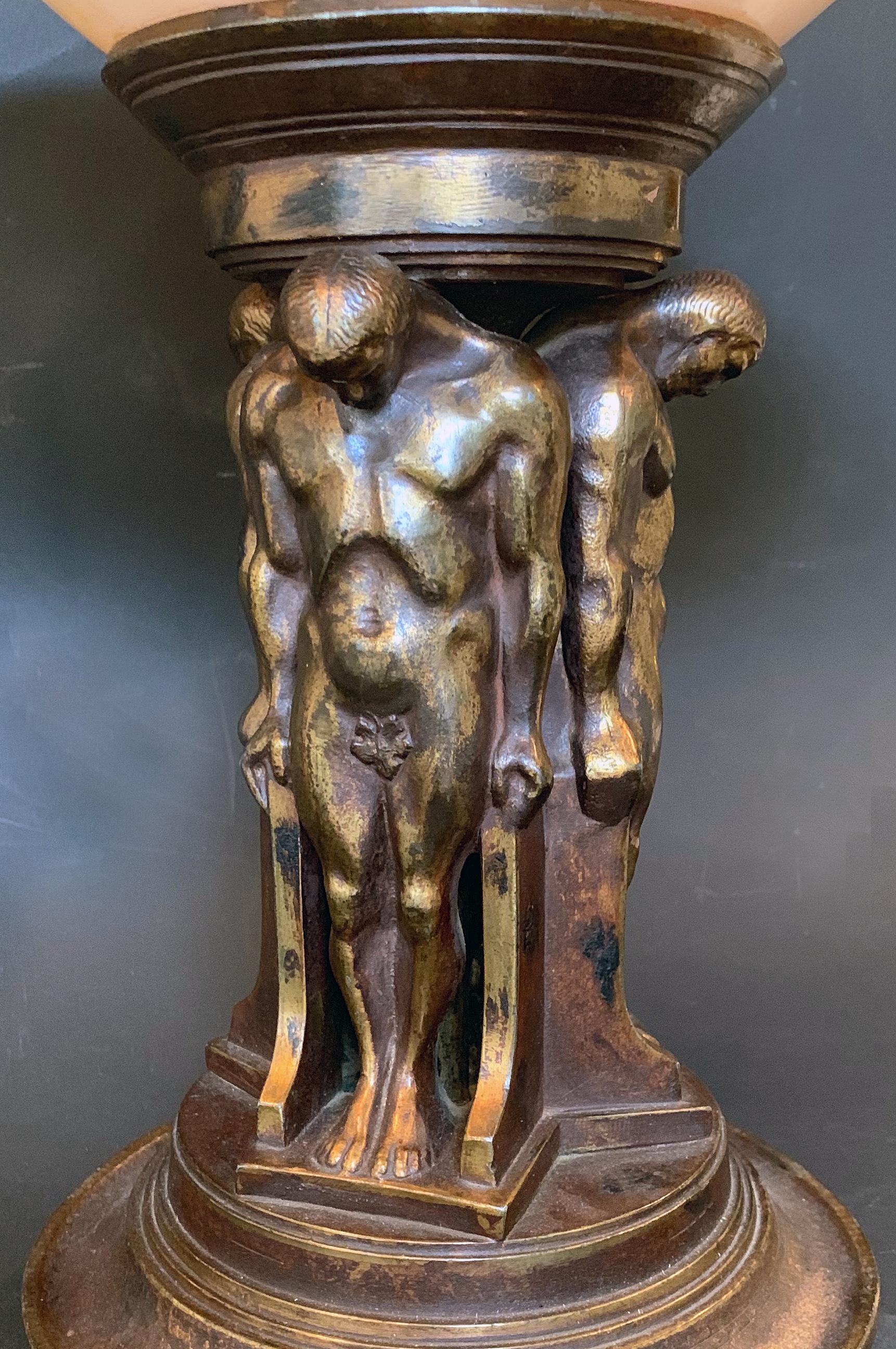 Art déco Compote Art Déco avec cariatides masculines nues, Oscar Bach Bronze avec verre lustré en vente