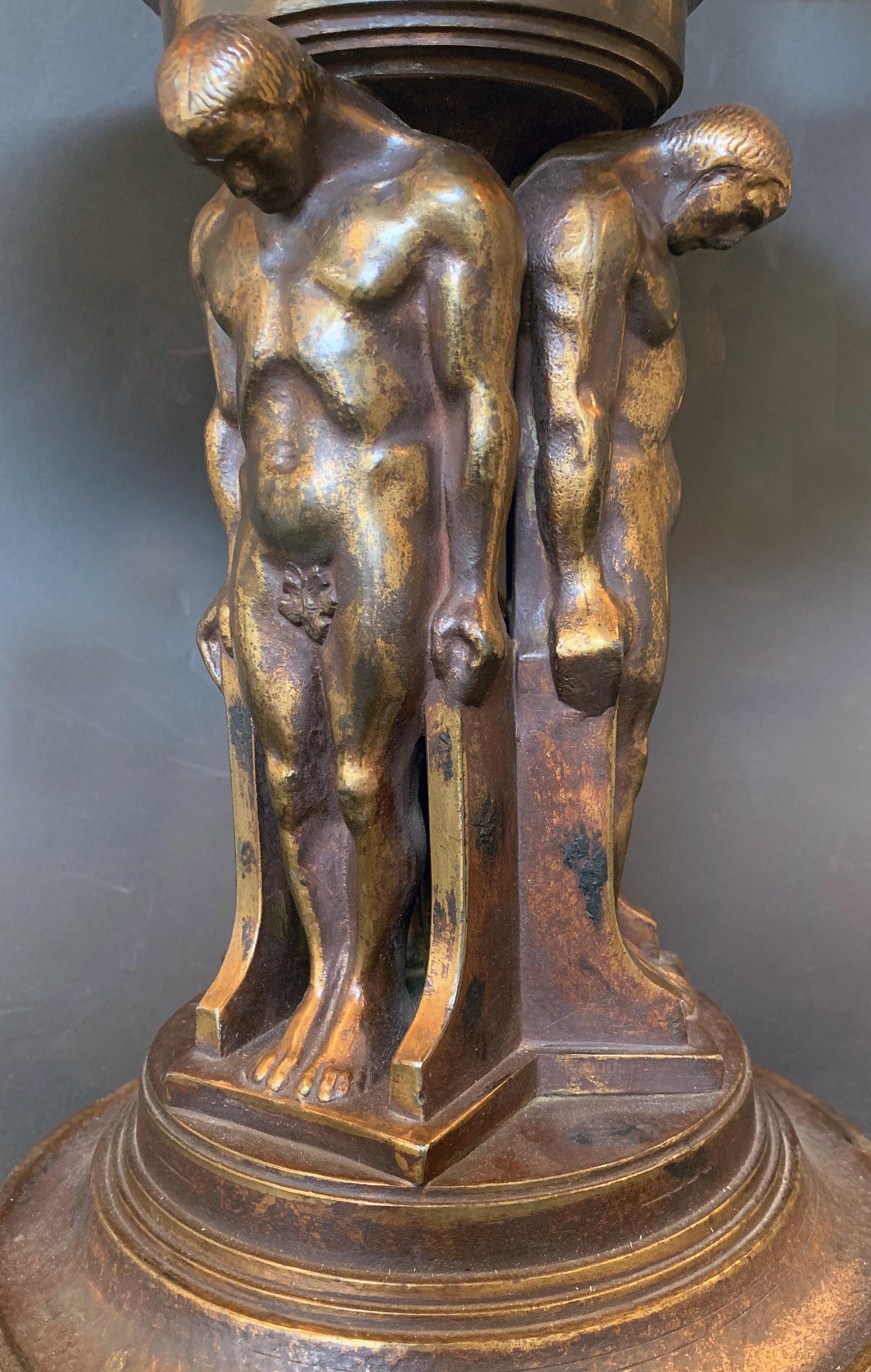 Américain Compote Art Déco avec cariatides masculines nues, Oscar Bach Bronze avec verre lustré en vente