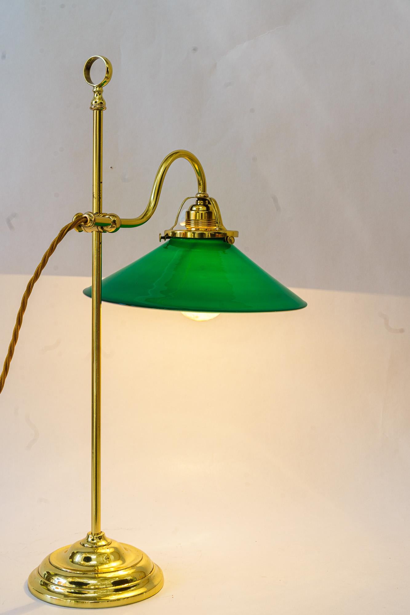 Lampe condor Art Déco avec abat-jour en verre antique d'origine viennoise des années 1920 en vente 2