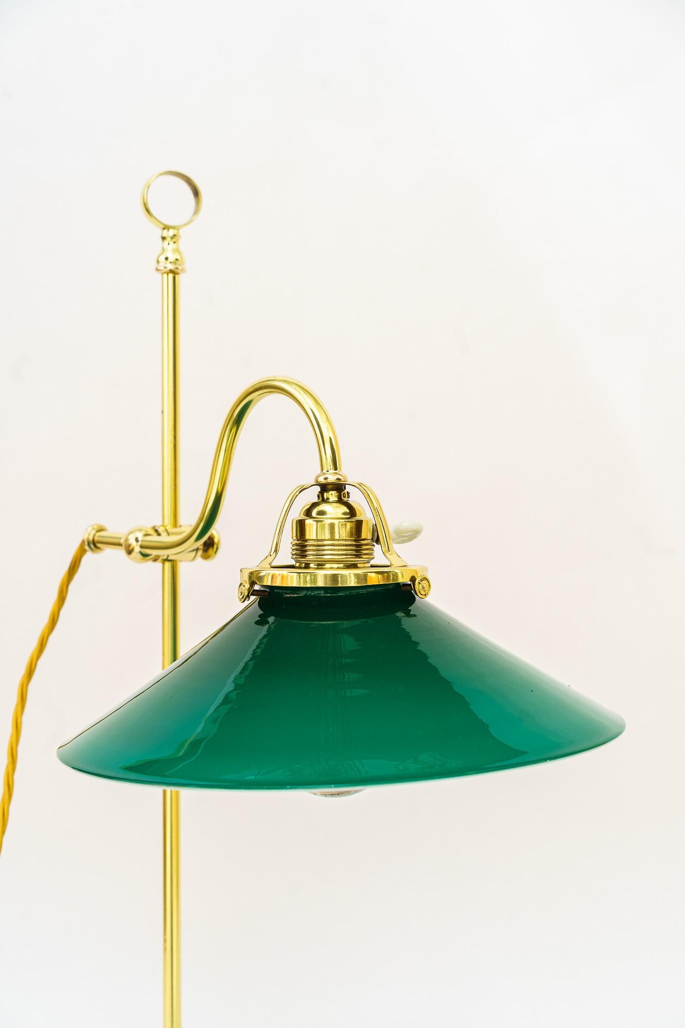 Lampe condor Art Déco avec abat-jour en verre antique d'origine viennoise des années 1920
Polis et émaillés au four
Abat-jour original en verre opale 
