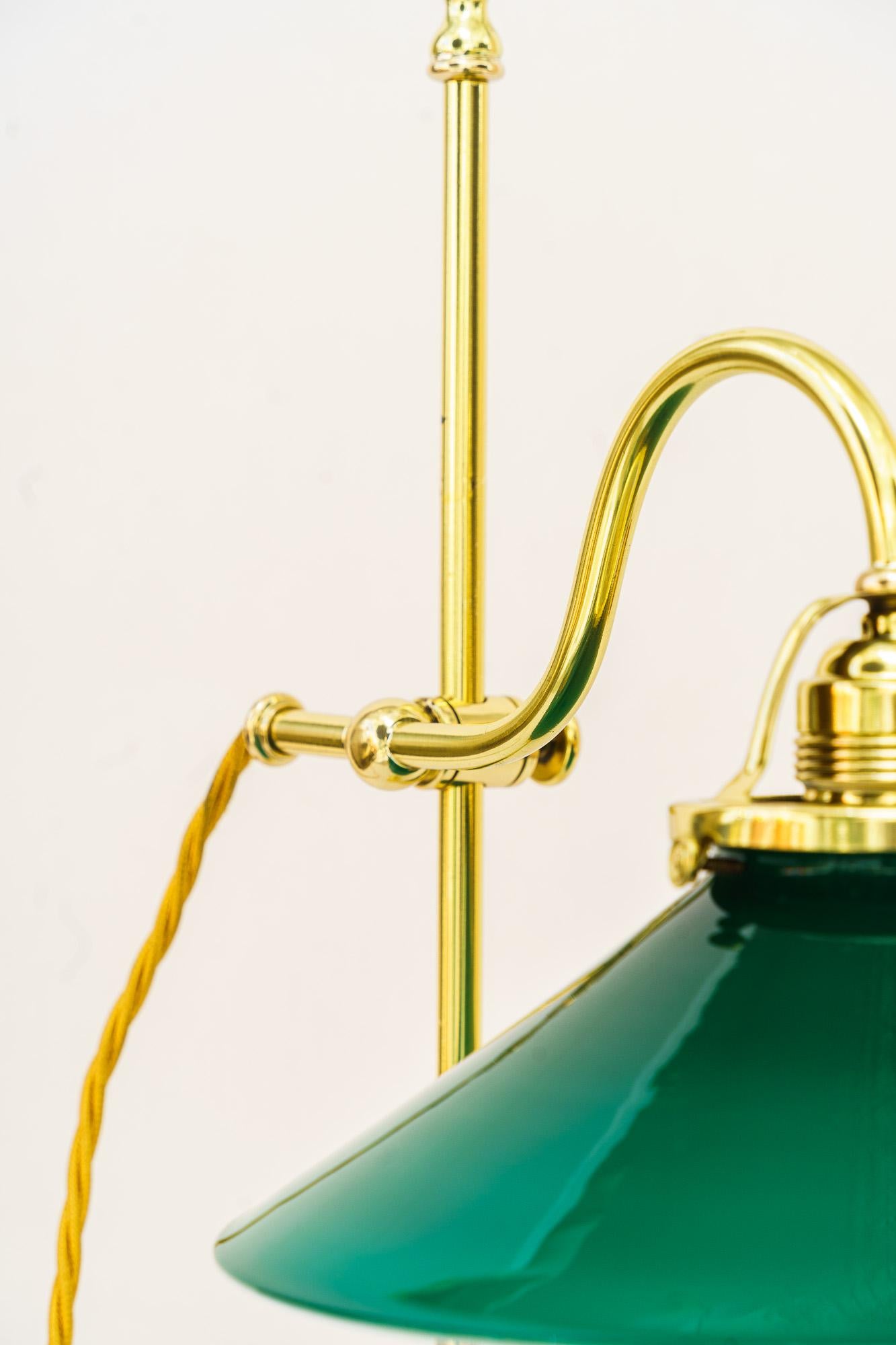 Art déco Lampe condor Art Déco avec abat-jour en verre antique d'origine viennoise des années 1920 en vente