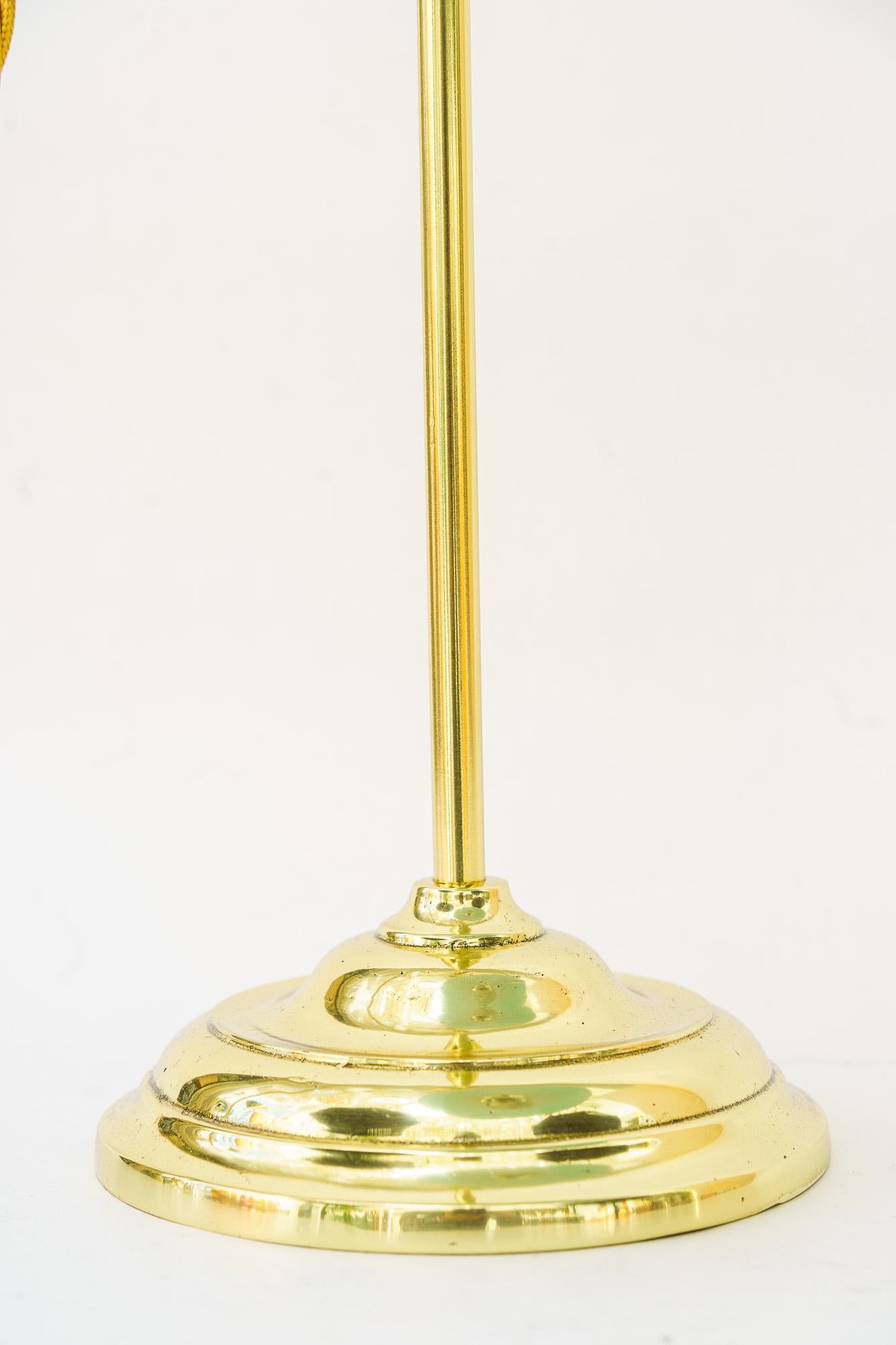 Lampe condor Art Déco avec abat-jour en verre antique d'origine viennoise des années 1920 Bon état - En vente à Wien, AT